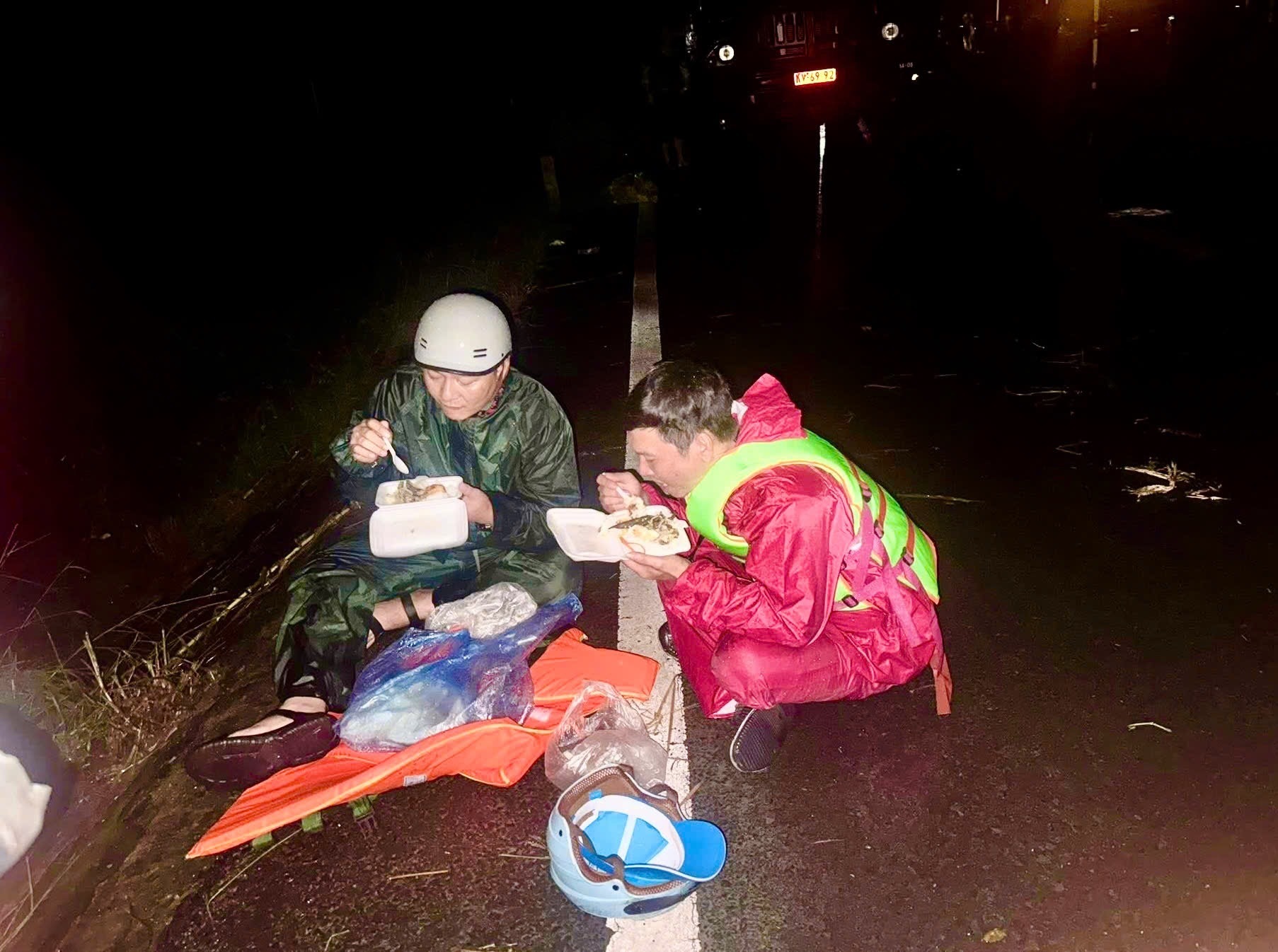 Anh Hiếu cùng đồng đội ăn vội cơm rồi lại lên đường cứu người.