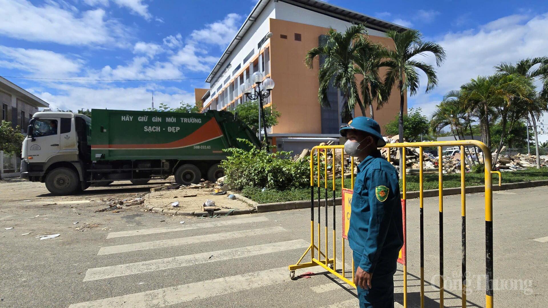 Anh Đàm Quang Sơn, Ban Chỉ huy quân sự, phường Tây Nha Trang điều tiết các phương tiện ra vào bãi tập kết rác trên đường 19 tháng 5, phường Tây Nha Trang. Ảnh: Lê Sơn