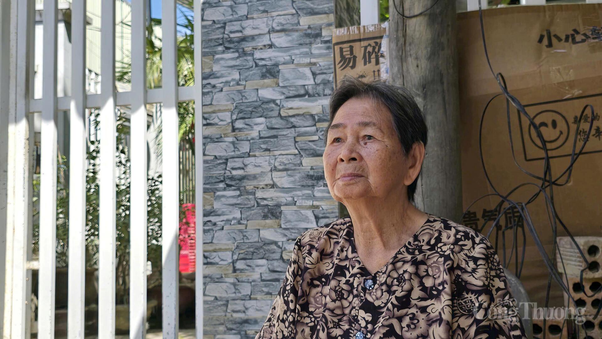 Bà Nguyễn Thị Bèo (84 tuổi) tổ 1, đường Gò Cây Sung, phường Tây Nha Trang cho biết, đợt mưa lũ vừa qua đã gây ngập nhà cửa, hư hỏng hết tài sản, mong chính quyền địa phương hỗ trợ để khắc phục khó khăn. Ảnh: Lê Sơn