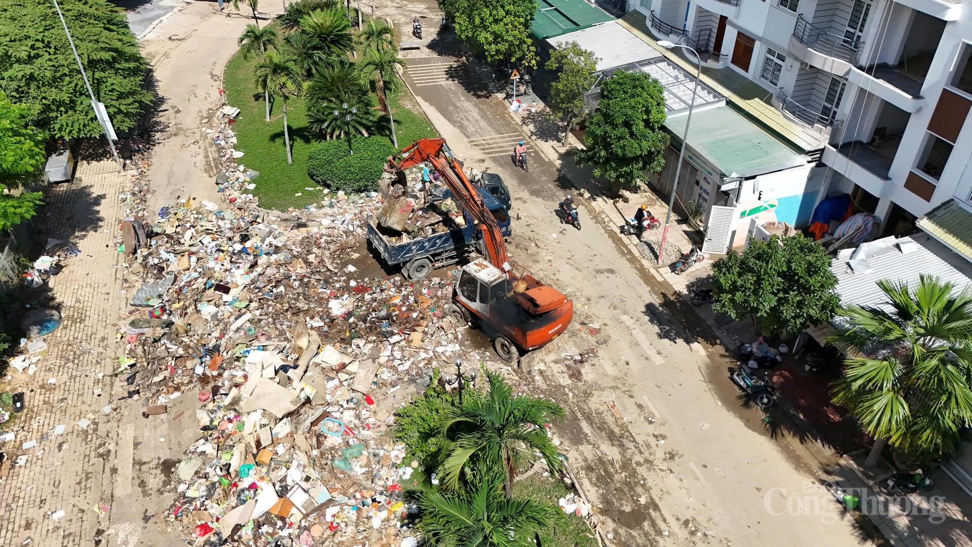 Rác hỗn hợp được thu gom bằng cả phương tiện thủ công lẫn cơ giới. Ảnh: Lê Sơn