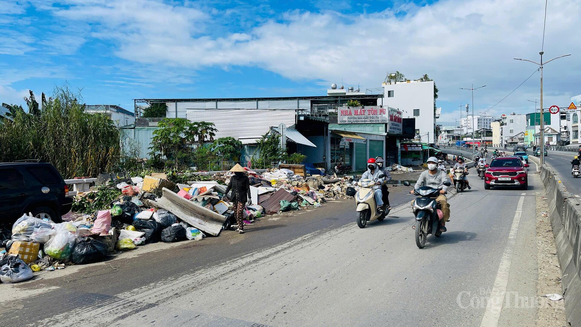 Một điểm tập kết rác trên đường 23 tháng 10 phường Tây Nha Trang. Ảnh: Lê Sơn