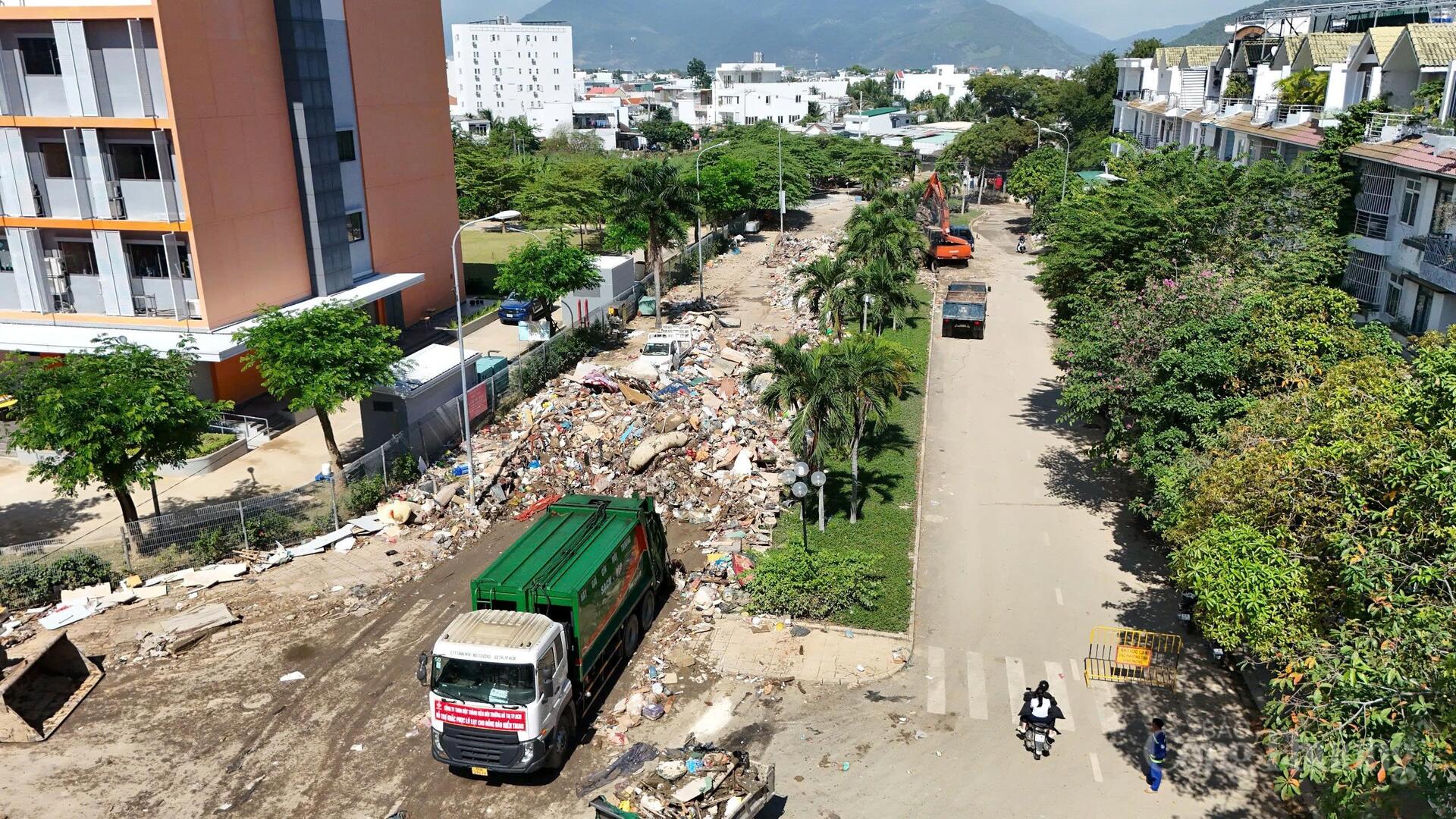 Trận mưa lũ lịch sử xảy ra tại tỉnh Khánh Hòa từ ngày 16 - 20/11 gây thiệt hại nặng nề cho đời sống người dân tại phường Tây Nha Trang. Ảnh: Lê Sơn