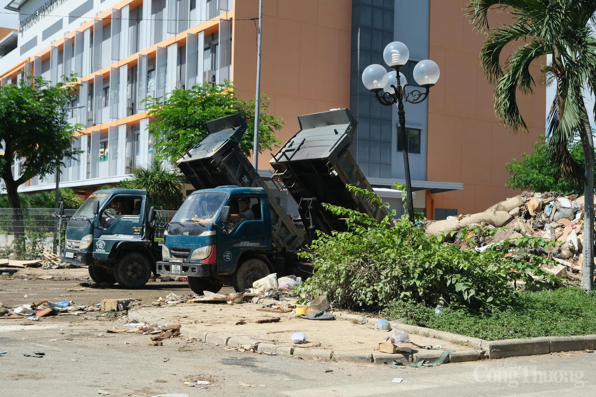 Mỗi ngày, có 16 chiếc xe tải chạy vào các ngõ, ngách của phường Tây Nha Trang để thu gom rác thải và tập kết một chỗ để đưa đi xử lý. Ảnh: Lê Sơn