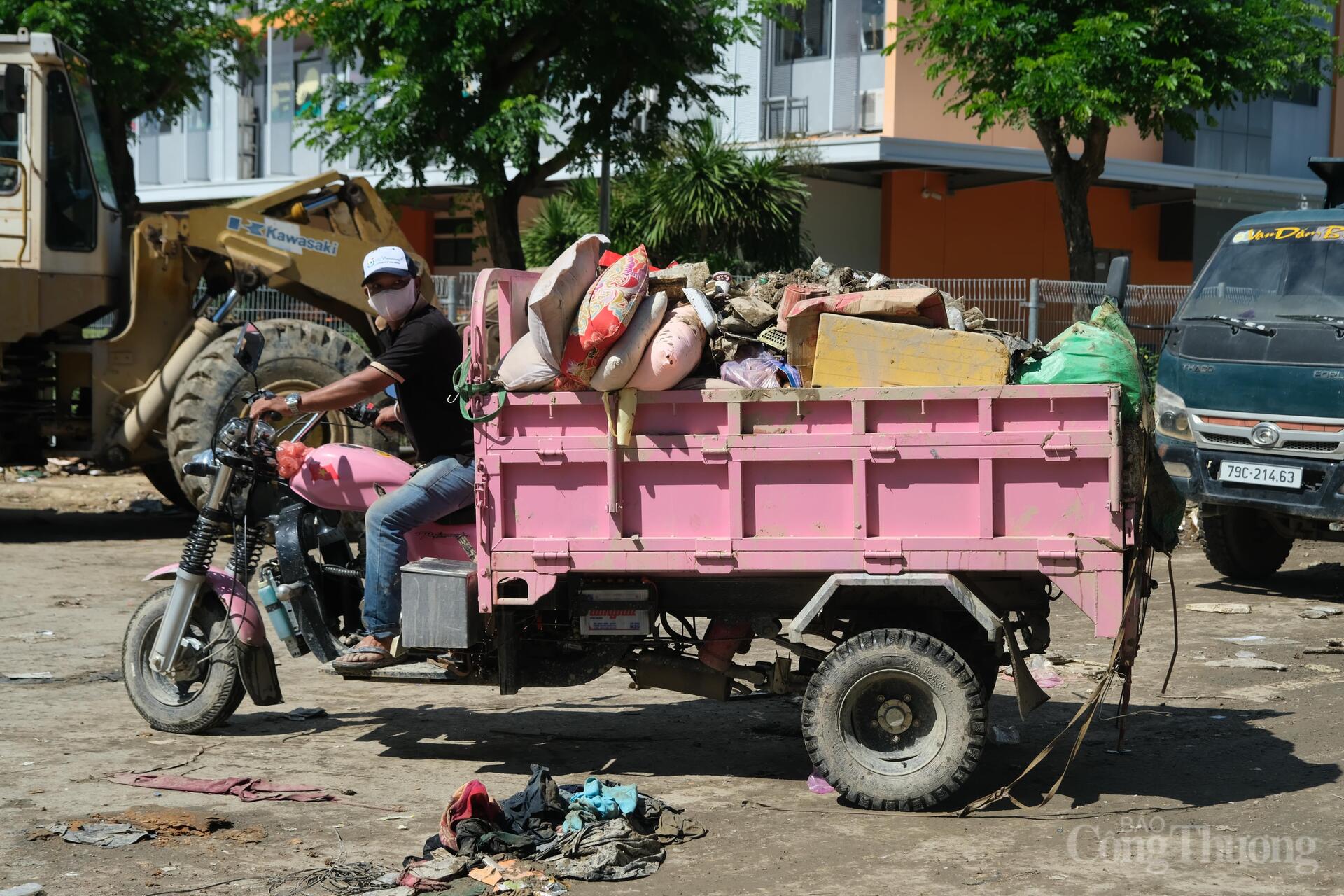Cùng chung tay với chính quyền và các tổ chức, nhiều người dân cũng mang các phương tiện như xe lôi, ba gác máy để chở rác về điểm tập kết. Ảnh: Lê Sơn
