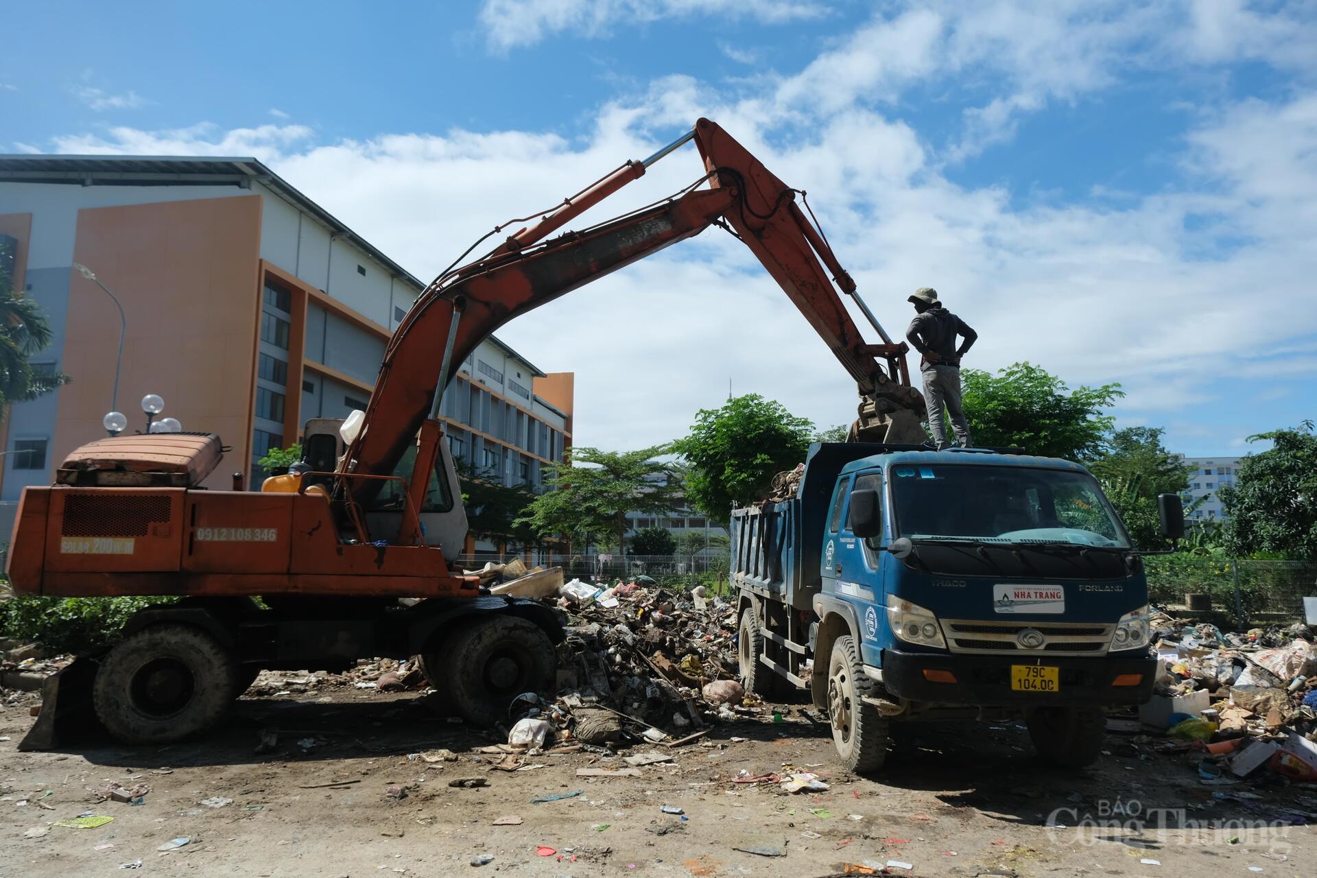 Hàng trăm tấn rác thải được các đơn vị vận chuyển mỗi ngày để làm sạch cảnh quan cho các phường khu vực TP. Nha Trang cũ. Ảnh: Lê Sơn
