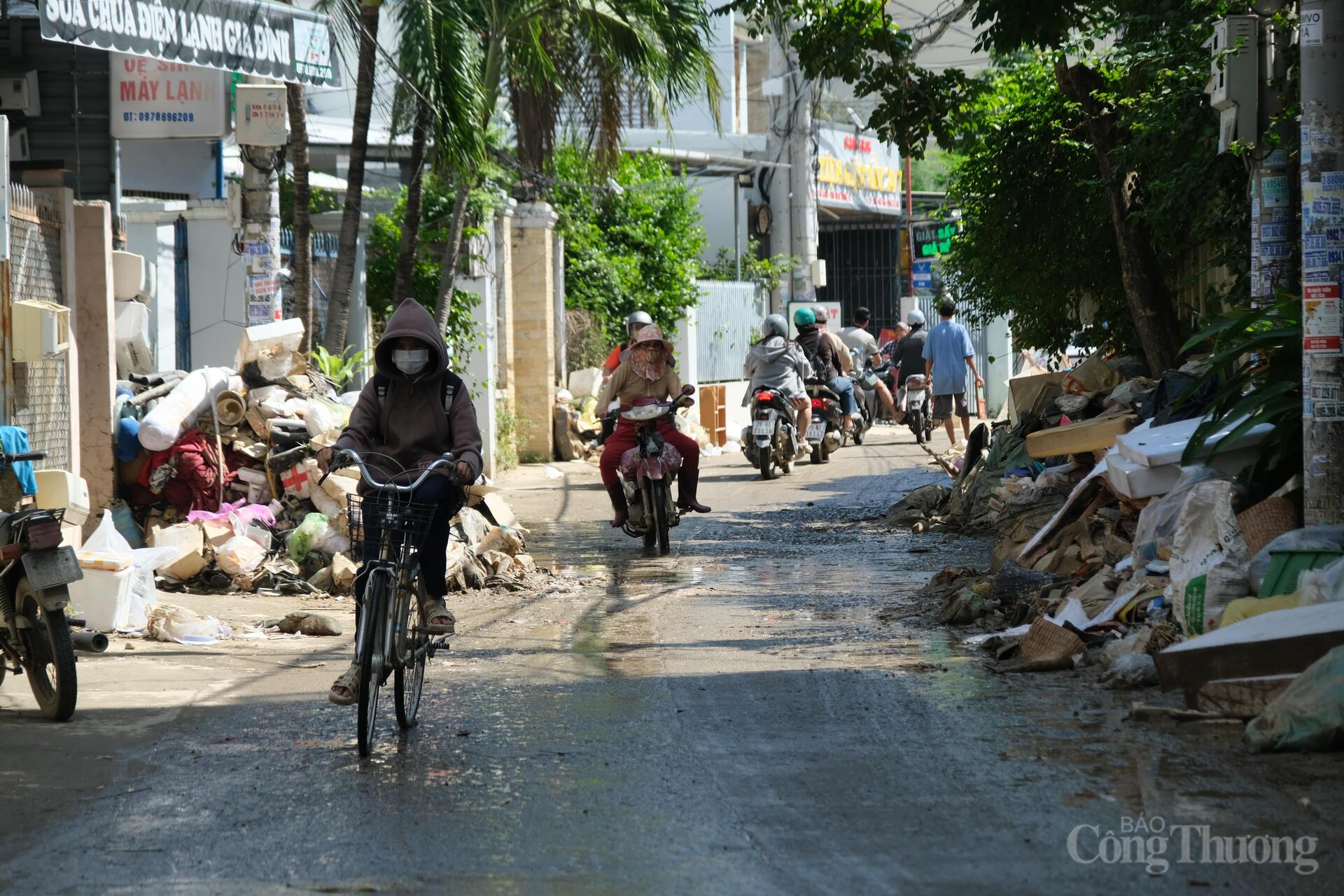 Hiện nay, người dân tại khu vực phường Tây Nha Trang vẫn đang chung tay thu dọn rác thải. Ảnh: Lê Sơn