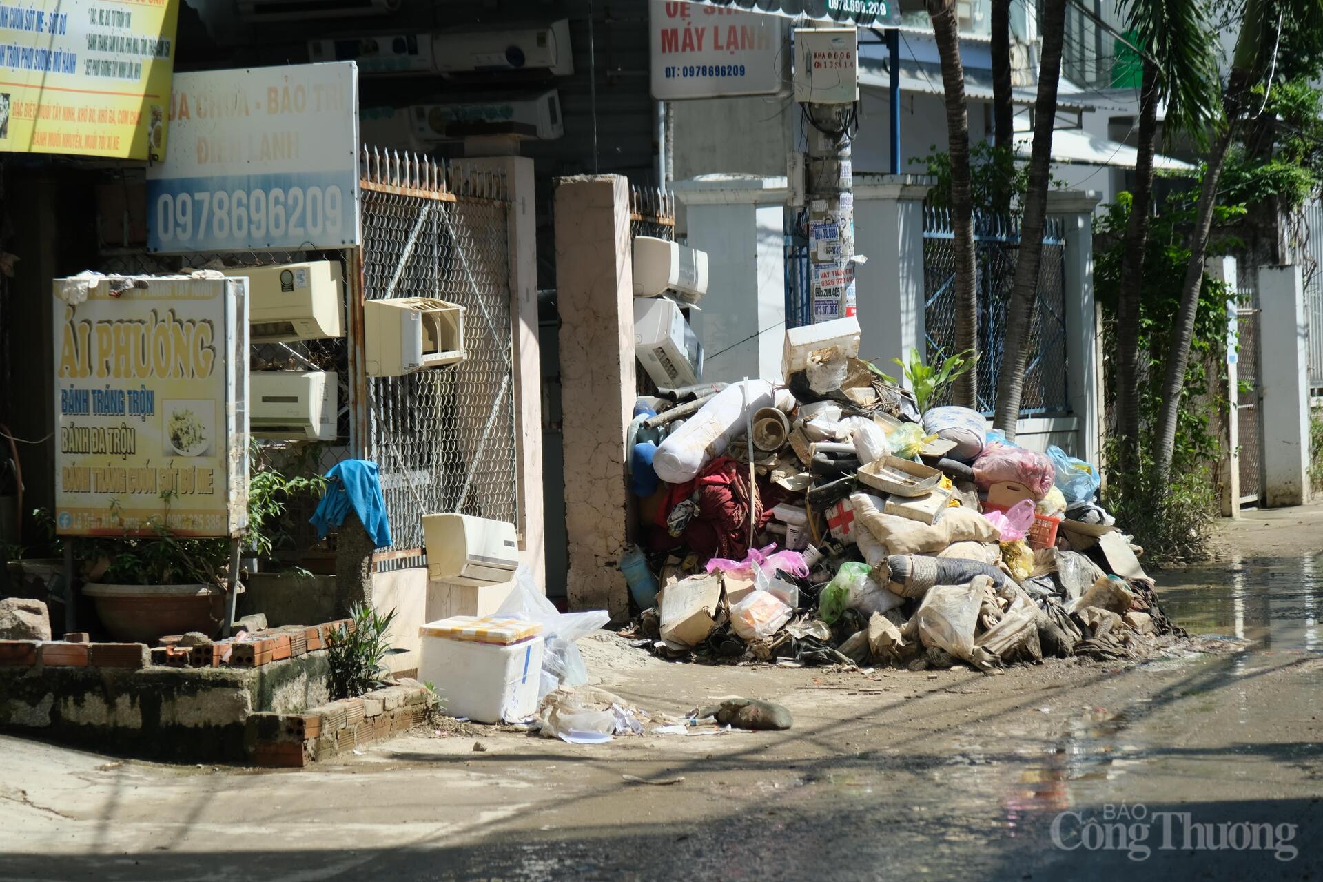 Rác thải được tập kết để thu gom trong các ngõ, hẻm. Ảnh: Lê Sơn