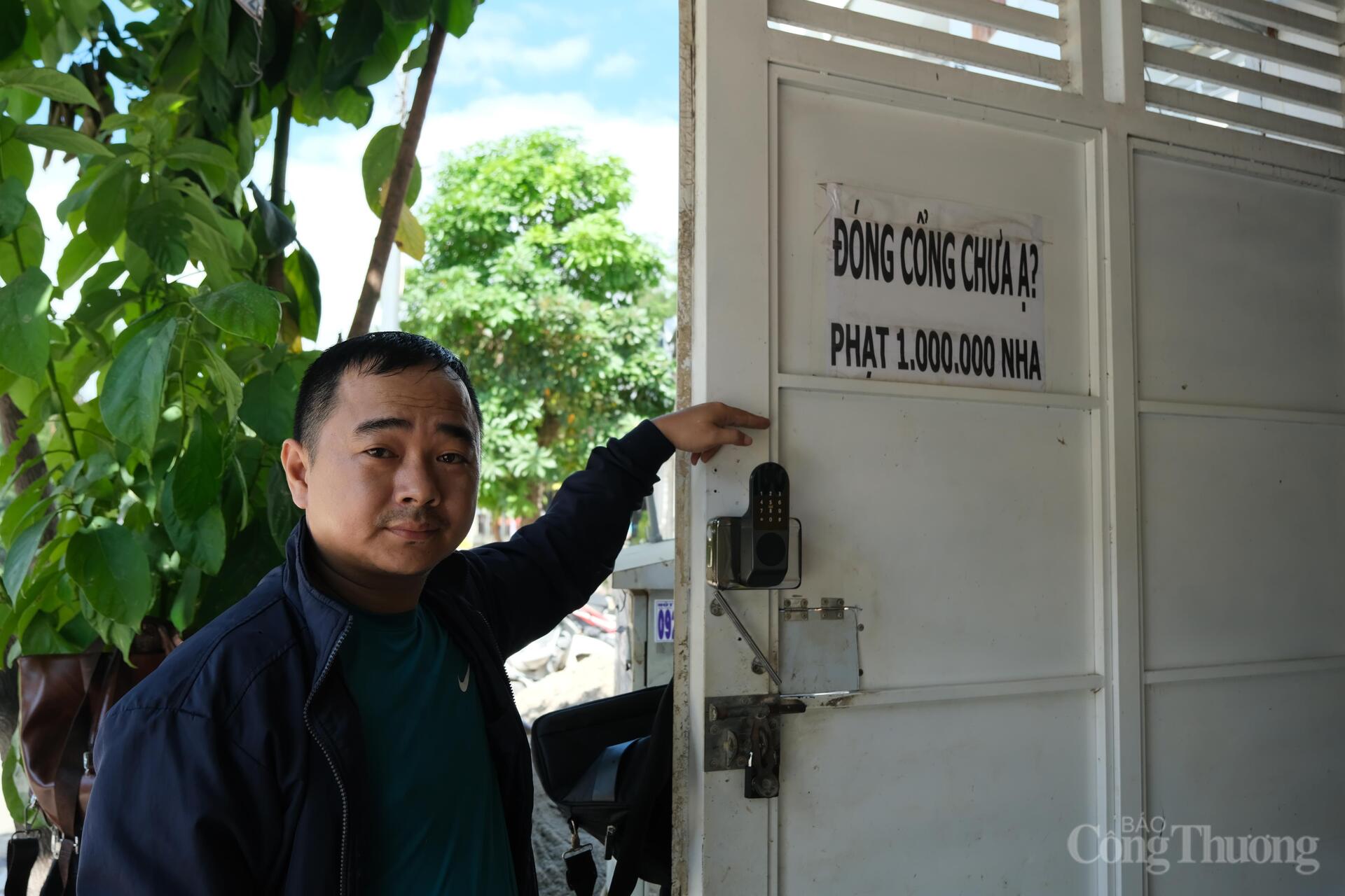 Anh Đoàn Phi Long, địa chỉ 52, đường 19 tháng 5, Khu độ thị Vĩnh Điềm Trung, phường Tây Nha Trang chỉ nơi mực nước lũ dâng cao trên 1,6m. Ảnh: Lê Sơn