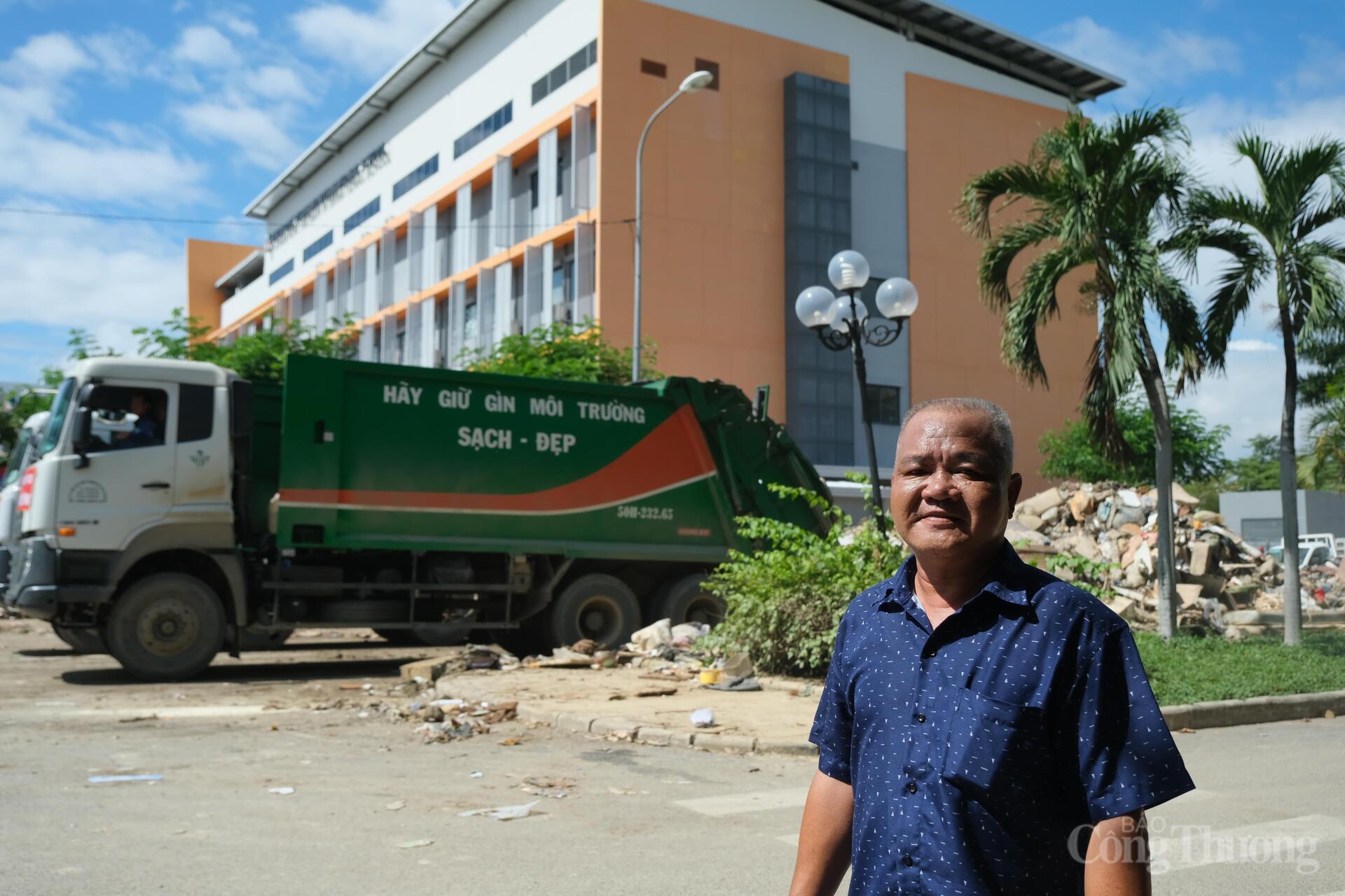 Ông Phạm Minh Ngôn, Đội trưởng Đội điều xe, Công ty TNHH MTV Môi trường đôi thị TP. Hồ Chí Minh chia sẻ, khi nghe thông tin mưa lũ tại Khánh Hòa, Công ty đã huy động phương tiện và nhân lực đến hỗ trợ thu gom rác tại khu vực phường Tây Nha Trang từ ngày 23/11. Đến khi nào xử lý hết rác thải tại khu vực này sẽ rút về TP. Hồ Chí Minh để tiếp tục công việc tại địa phương. Ảnh: Lê Sơn