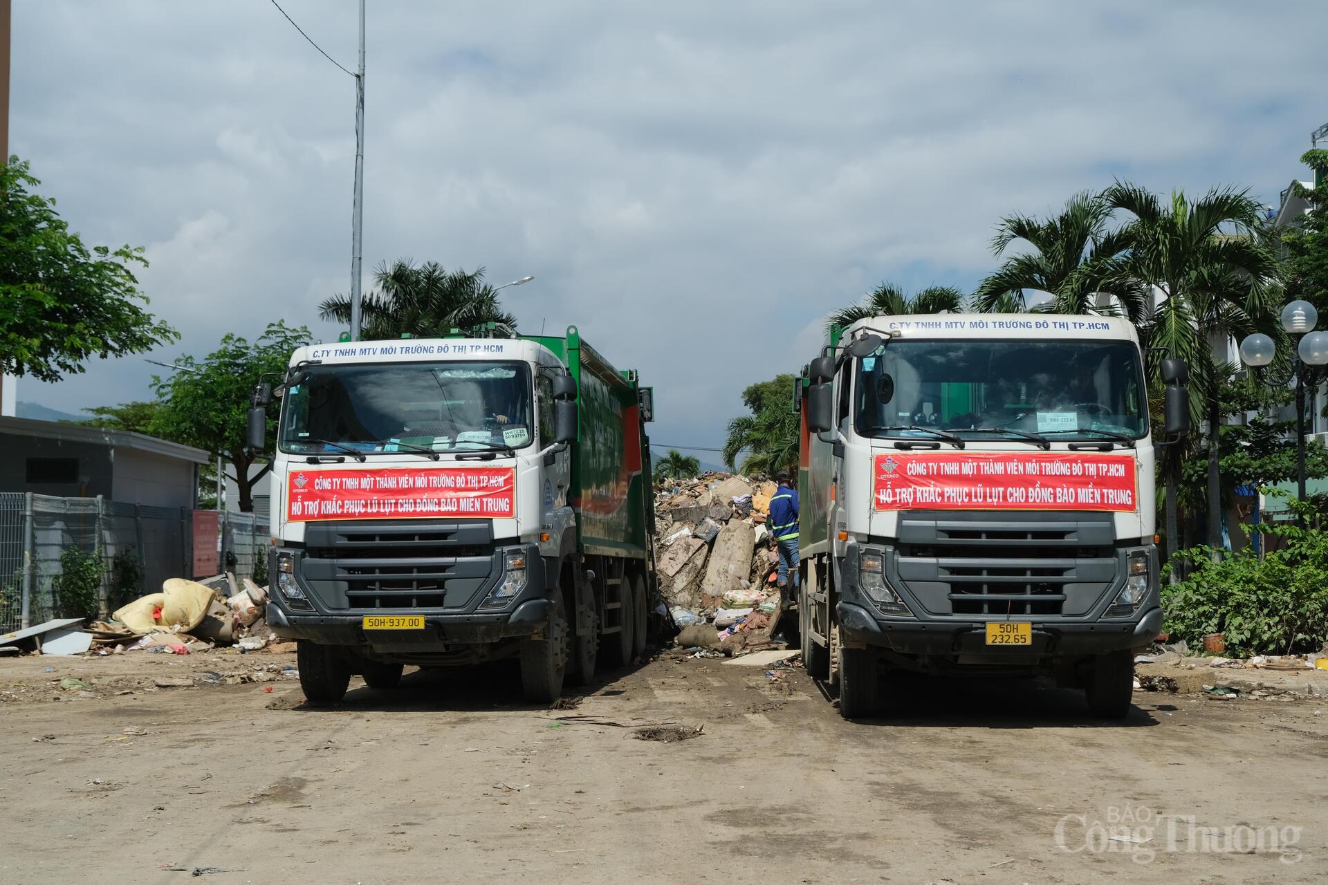 Công ty TNHH MTV Môi trường đô thị TP. Hồ Chí Minh đã huy động phương tiện và nhân lực để hỗ trợ tỉnh Khánh Hòa thu gom rác thải tại phường Tây Nha Trang. Ảnh: Lê Sơn