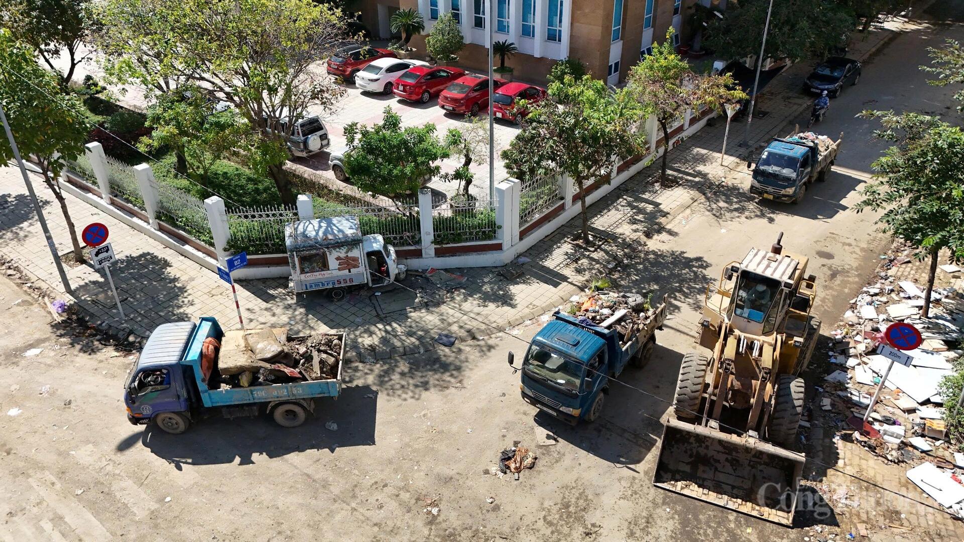 Tại phường Tây Nha Trang, lực lượng chức năng đã huy động 16 xe ben nhỏ, trung bình mỗi xe chở 20 chuyến từ các ngõ, hẻm đến nơi tập kết. Ảnh: Lê Sơn