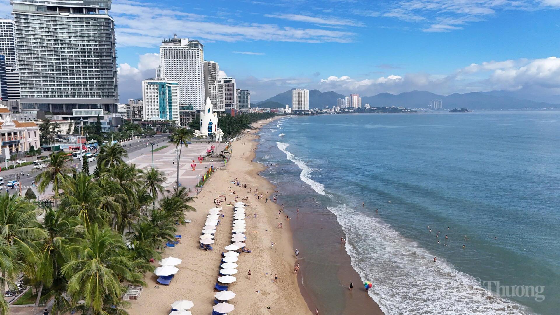 Sau nỗ lực thu gom rác thải bị trôi dạt vào bãi cát trước khu vực Quảng trường 2/4, đã thu hút khách du lịch ra tắm biển. Ảnh: Lê Sơn