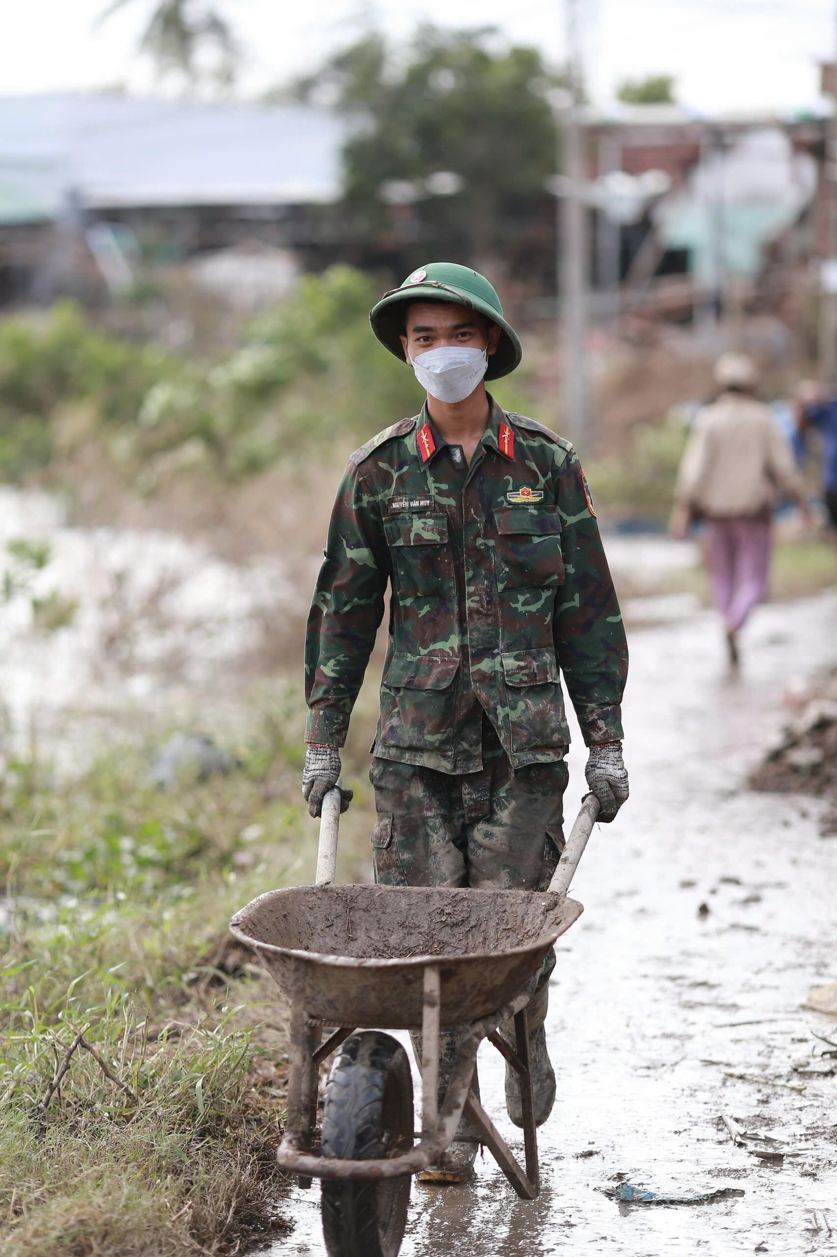 Giữa thiên tai, nghĩa tình quân dân thành điểm tựa - 12