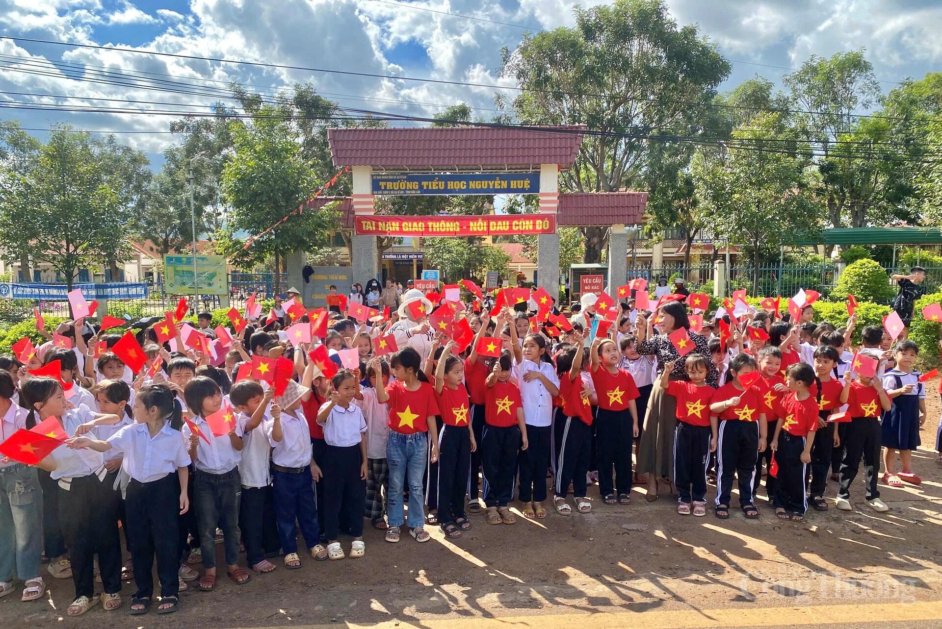 Giữa thiên tai, nghĩa tình quân dân thành điểm tựa - 2