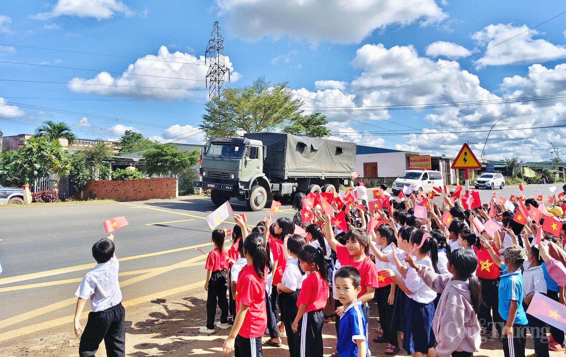 Giữa thiên tai, nghĩa tình quân dân thành điểm tựa - 1