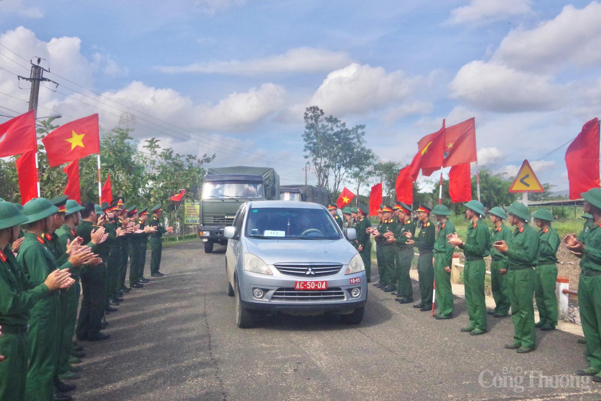Giữa thiên tai, nghĩa tình quân dân thành điểm tựa - 4