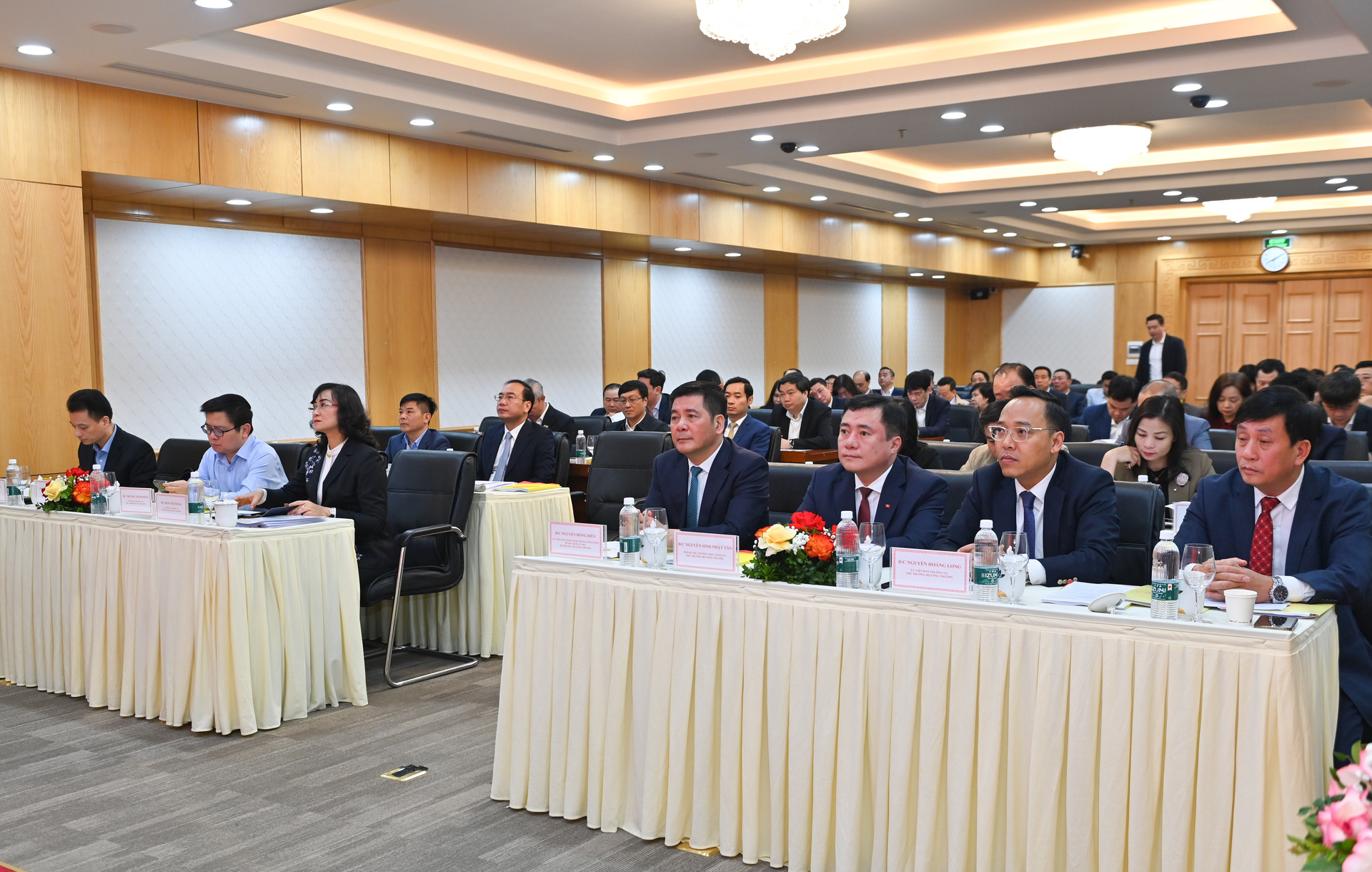 Tới dự có lãnh đạo Đảng ủy Bộ Công Thương và đại diện các ban Đảng Trung ương, Chính phủ, Ban Tổ chức Đảng ủy Chính phủ, Ban Tuyên giáo và Dân vận Trung ương, Ủy ban Kiểm tra Đảng ủy Chính phủ...