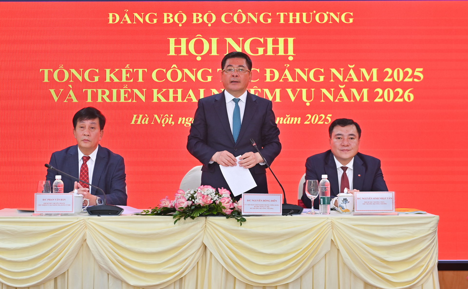 Phát biểu khai mạc hội nghị, Ủy viên Ban Chấp hành Trung ương Đảng, Bí thư Đảng uỷ, Bộ trưởng Bộ Công Thương Nguyễn Hồng Diên thông tin, thực hiện chương trình làm việc năm 2025 của Ban Thường vụ Đảng ủy Bộ Công Thương, Đảng bộ Bộ Công Thương tổ chức Hội nghị tổng kết công tác Đảng năm 2025, triển khai nhiệm vụ trọng tâm năm 2026.