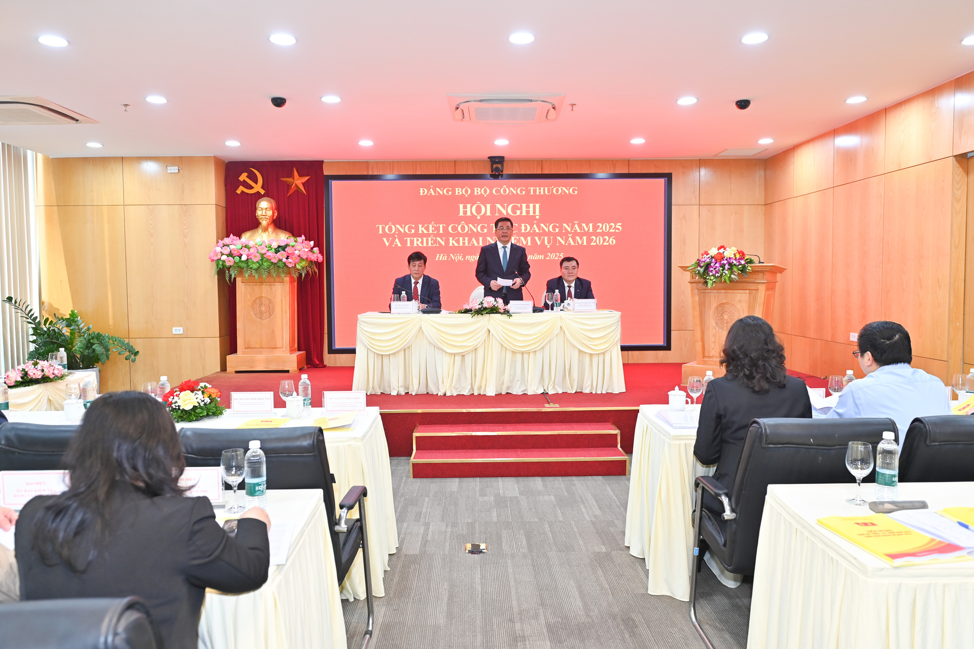 Sáng ngày 18/12, Đảng bộ Bộ Công Thương tổ chức Hội nghị tổng kết công tác Đảng năm 2025 và triển khai nhiệm vụ năm 2026 của Đảng uỷ Bộ Công Thương. Ủy viên Ban Chấp hành Trung ương Đảng, Bí thư Đảng uỷ, Bộ trưởng Bộ Công Thương Nguyễn Hồng Diên dự và chỉ đạo hội nghị.