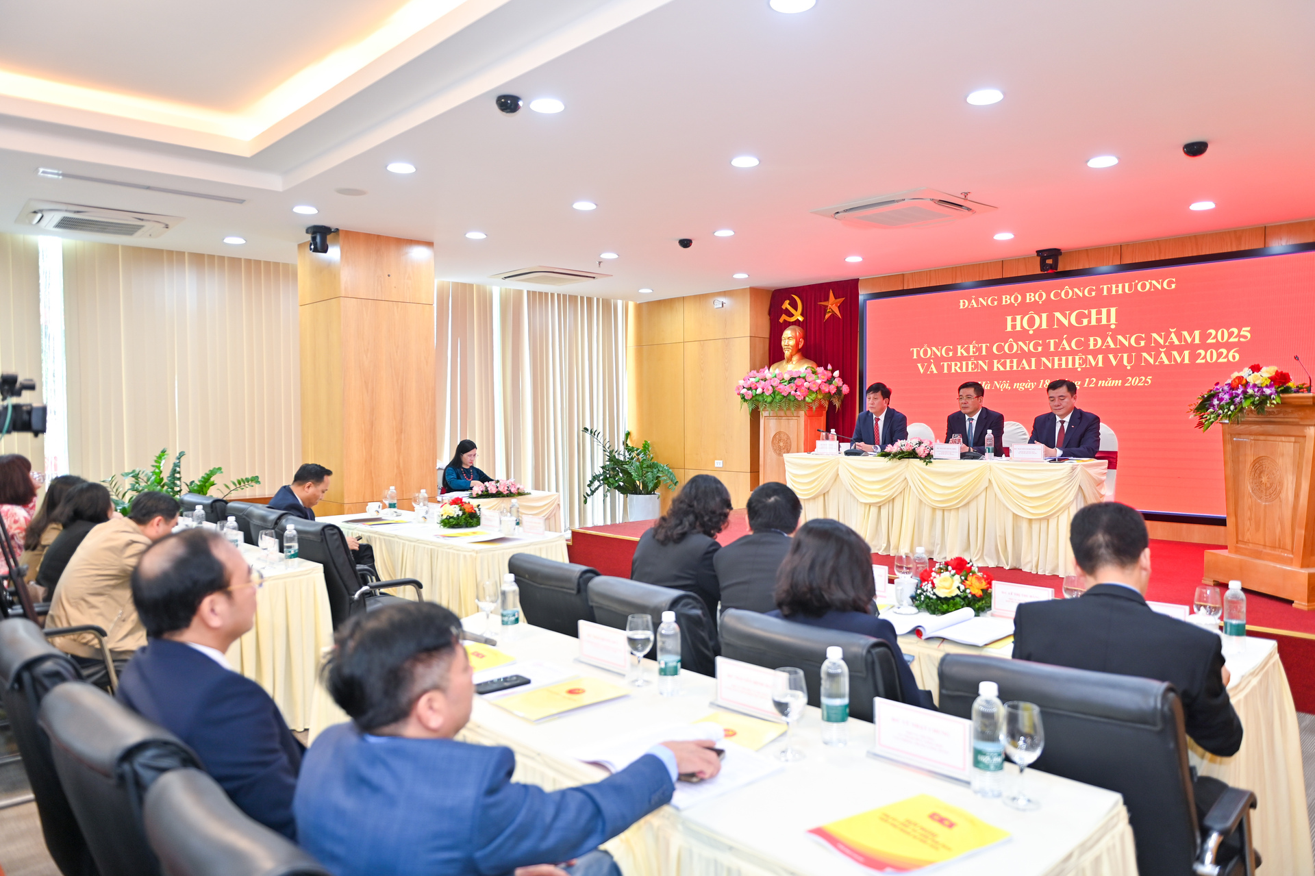 Theo báo cáo của Đảng bộ Bộ Công Thương, năm 2025 là năm có ý nghĩa đặc biệt quan trọng, là năm cuối thực hiện Kế hoạch phát triển kinh tế - xã hội 5 năm giai đoạn 2021 - 2025, chuẩn bị tiền đề bước vào giai đoạn 2026 - 2030, là năm tăng tốc, bứt phá, quyết định việc hoàn thành thắng lợi Nghị quyết Đại hội XIII của Đảng. Đây cũng là năm tập trung tổ chức Đại hội Đảng các cấp, tiến tới Đại hội Đảng toàn quốc lần thứ XIV.