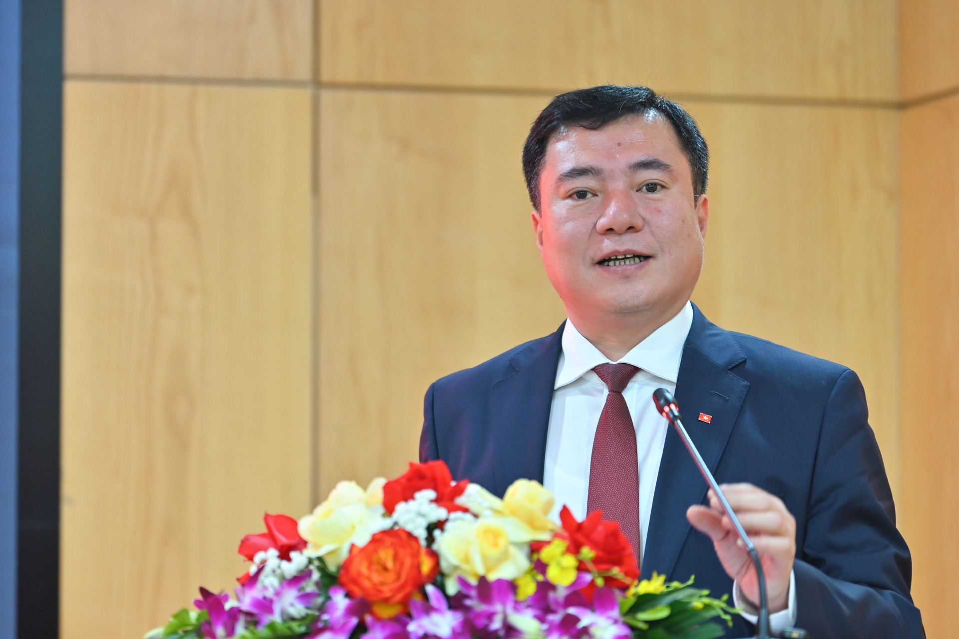 Đồng chí Nguyễn Sinh Nhật Tân - Ủy viên Ban Thường vụ, Phó Bí thư Thường trực Đảng ủy, Thứ trưởng Bộ Công Thương phát biểu kết luận Hội nghị tổng kết công tác Đảng năm 2025 và triển khai nhiệm vụ năm 2026.