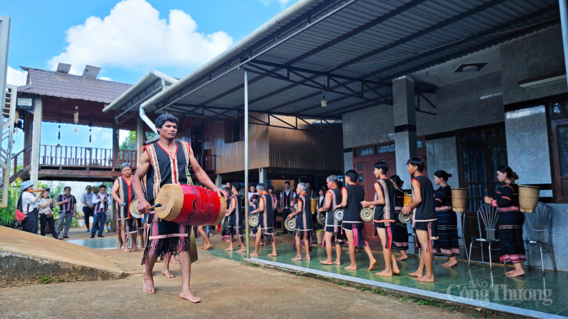 Về phố núi Pleiku xem người Jrai phục dựng lễ ăn hỏi truyền thống - 10