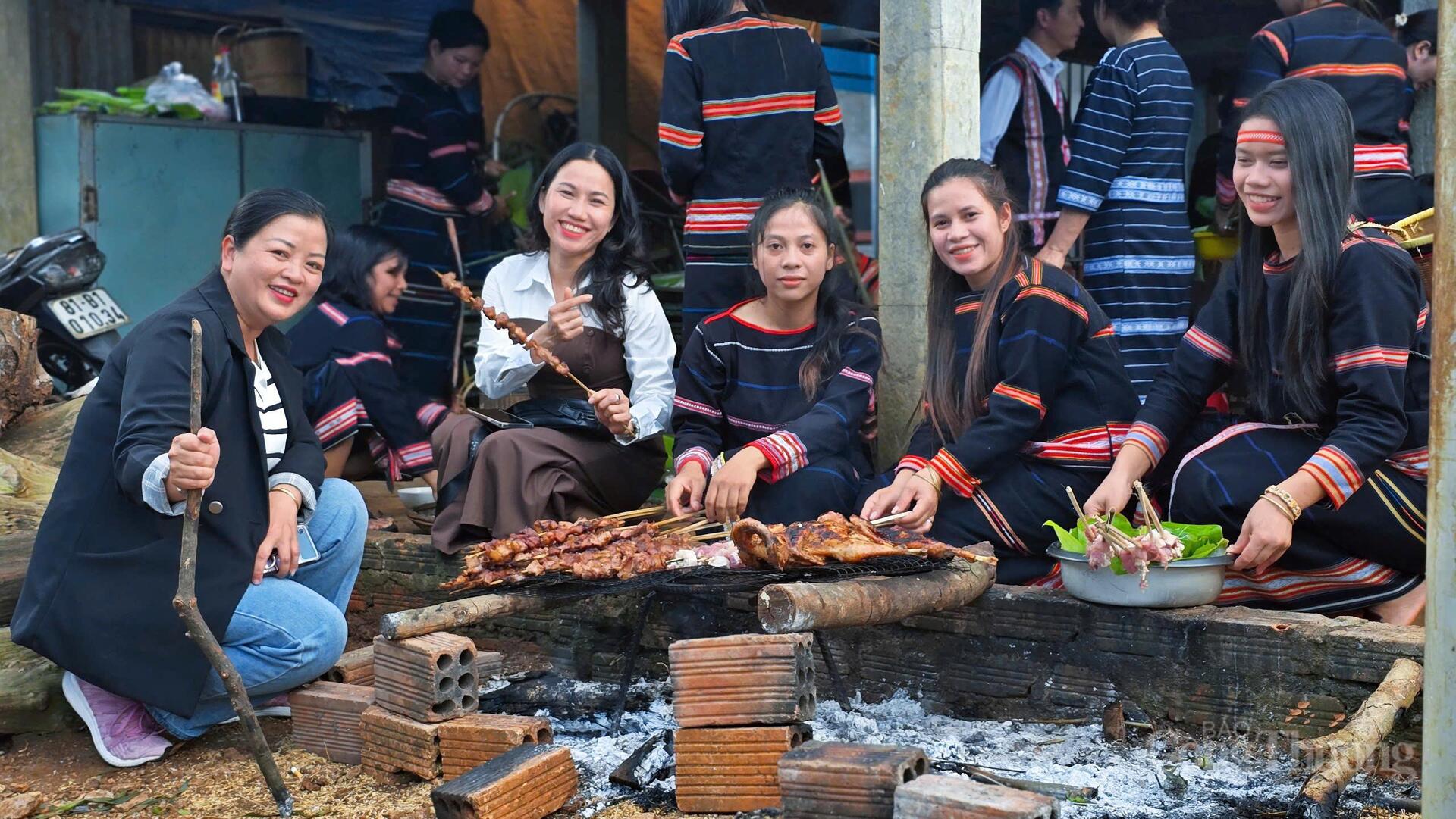 Về phố núi Pleiku xem người Jrai phục dựng lễ ăn hỏi truyền thống - 14