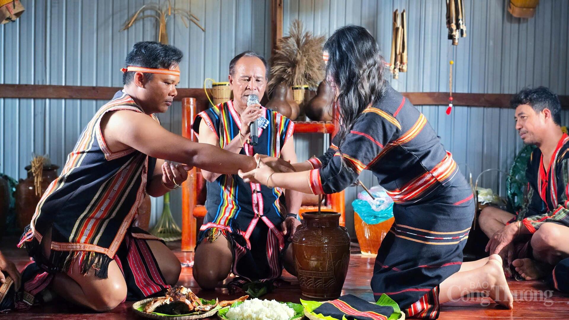 Về phố núi Pleiku xem người Jrai phục dựng lễ ăn hỏi truyền thống - 4