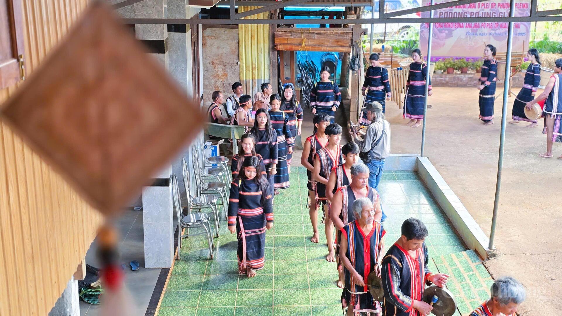 Về phố núi Pleiku xem người Jrai phục dựng lễ ăn hỏi truyền thống - 8