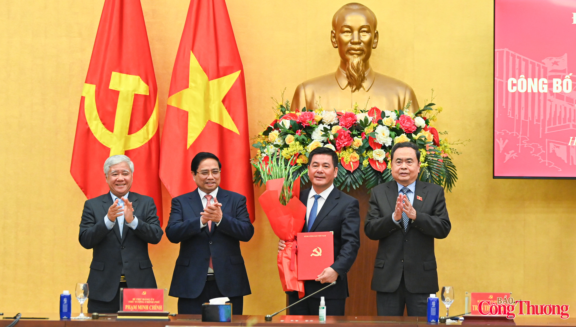 Thủ tướng Chính phủ, Chủ tịch Quốc hội và Phó Chủ tịch thường trực Quốc hội Đỗ Văn Chiến tặng hoa chúc mừng đồng chí Nguyễn Hồng Diên.