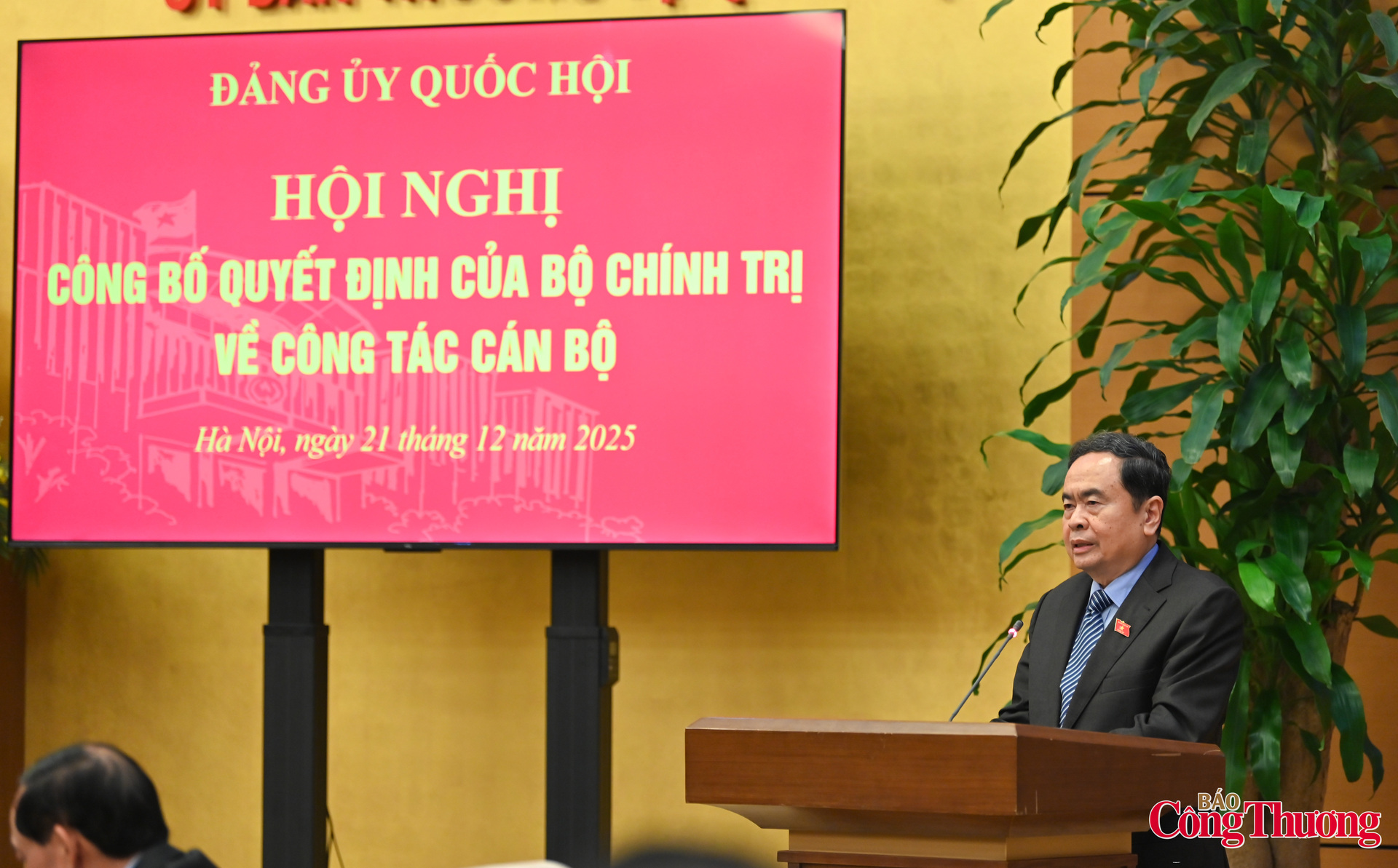 Bí thư Đảng ủy, Chủ tịch Quốc hội Trần Thanh Mẫn phát biểu chúc mừng và tin tưởng, đồng chí Nguyễn Hồng Diên sẽ tiếp tục phát huy trí tuệ, kinh nghiệm, năng lực công tác, cùng tập thể Thường vụ Đảng ủy, Ban Chấp hành Đảng bộ lãnh đạo, chỉ đạo thực hiện thắng lợi các nhiệm vụ chính trị của Đảng bộ Quốc hội.