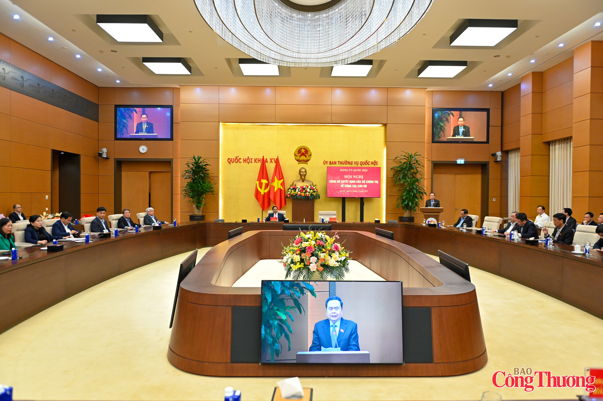 Tại hội nghị, thừa ủy quyền của Bộ Chính trị, đồng chí Hoàng Đăng Quang - Ủy viên Trung ương Đảng, Phó Trưởng ban Thường trực - Ban Tổ chức Trung ương công bố Quyết định số 2584-QĐNS/TW ngày 18/12 của Bộ Chính trị điều động, phân công, chỉ định Bộ trưởng Bộ Công Thương Nguyễn Hồng Diên giữ chức Phó Bí thư Đảng ủy Quốc hội.