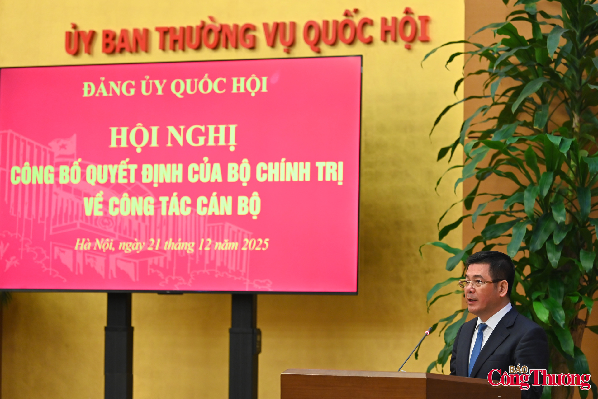 Phó Bí thư Đảng ủy Quốc hội Nguyễn Hồng Diên phát biểu nhận nhiệm vụ mới.