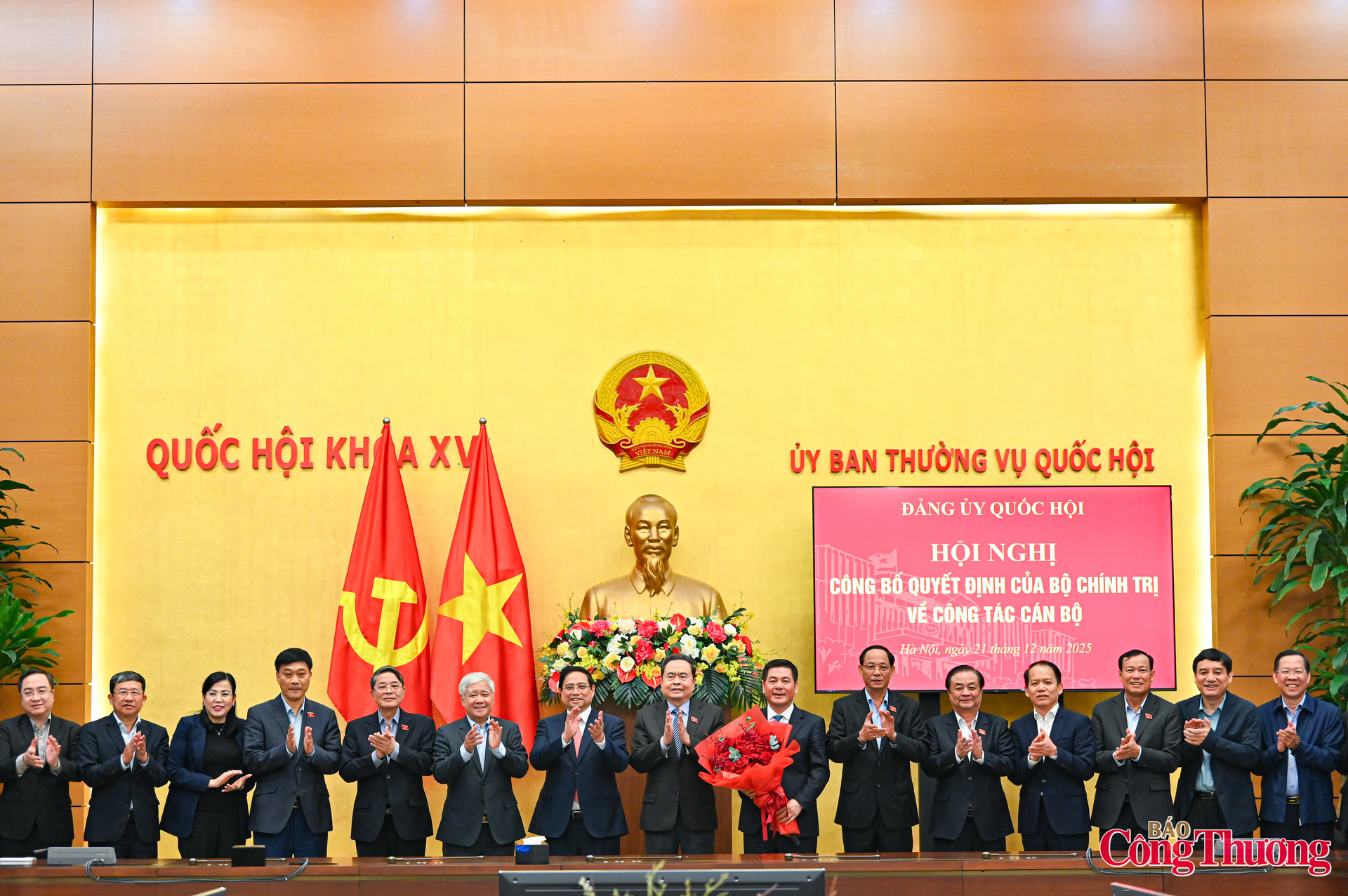 Thủ tướng Chính phủ Phạm Minh Chính, Chủ tịch Quốc hội Trần Thanh Mẫn cùng các lãnh đạo trong Đảng ủy Quốc hội chúc mừng tân Phó Bí thư Đảng ủy Quốc hội.