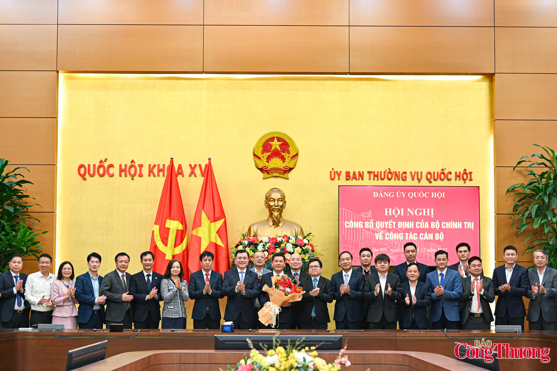 Thứ trưởng Nguyễn Sinh Nhật Tân, Thứ trưởng Trương Thanh Hoài cùng lãnh đạo các cục, vụ, đơn vị chức năng trong Bộ Công Thương tặng hoa chúc mừng Phó Bí thư Đảng ủy Quốc hội.