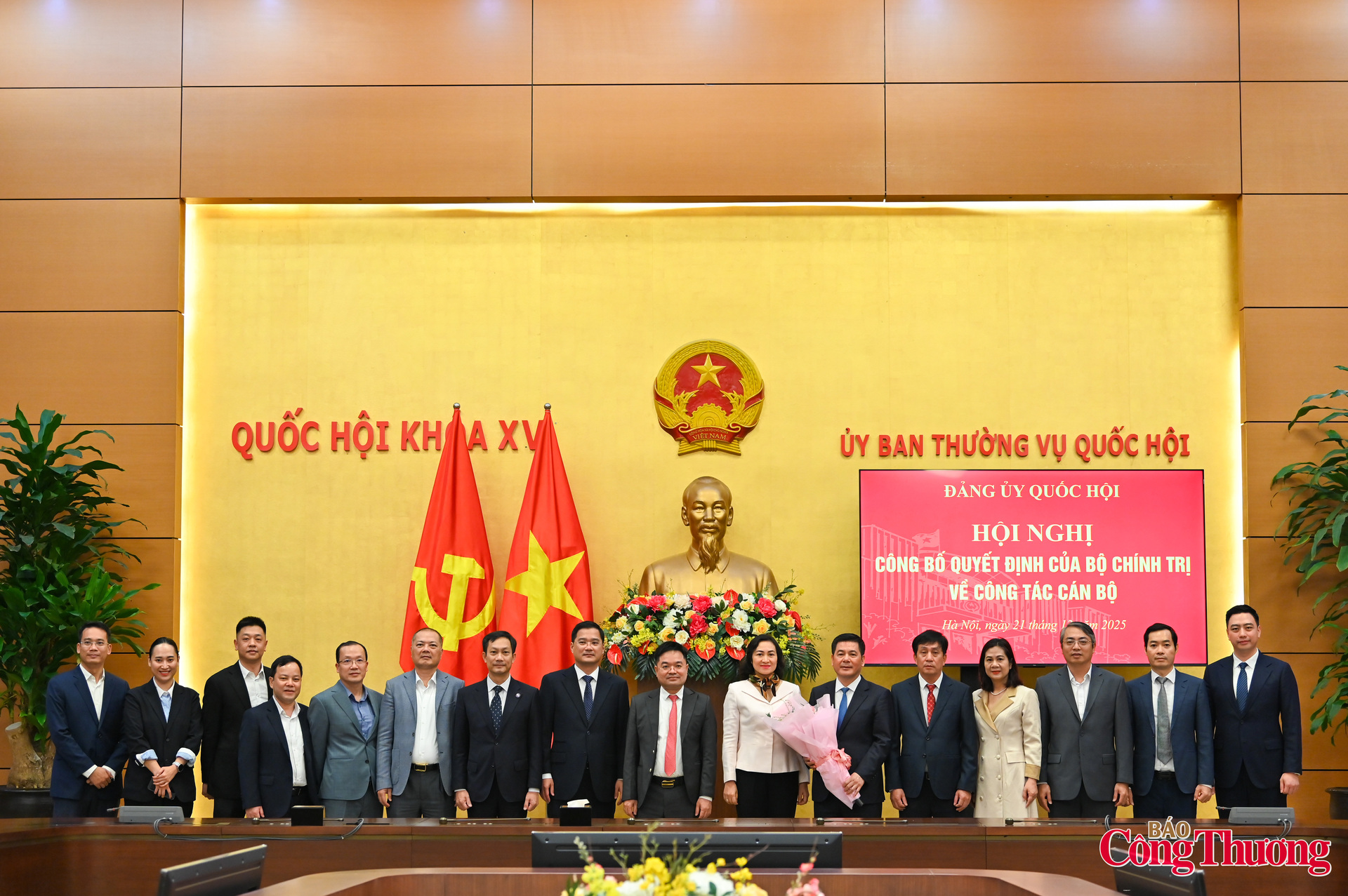 Thứ trưởng Bộ Công Thương Phan Thị Thắng cùng lãnh đạo các cục, vụ, đơn vị chức năng chúc mừng Phó Bí thư Đảng ủy Quốc hội.