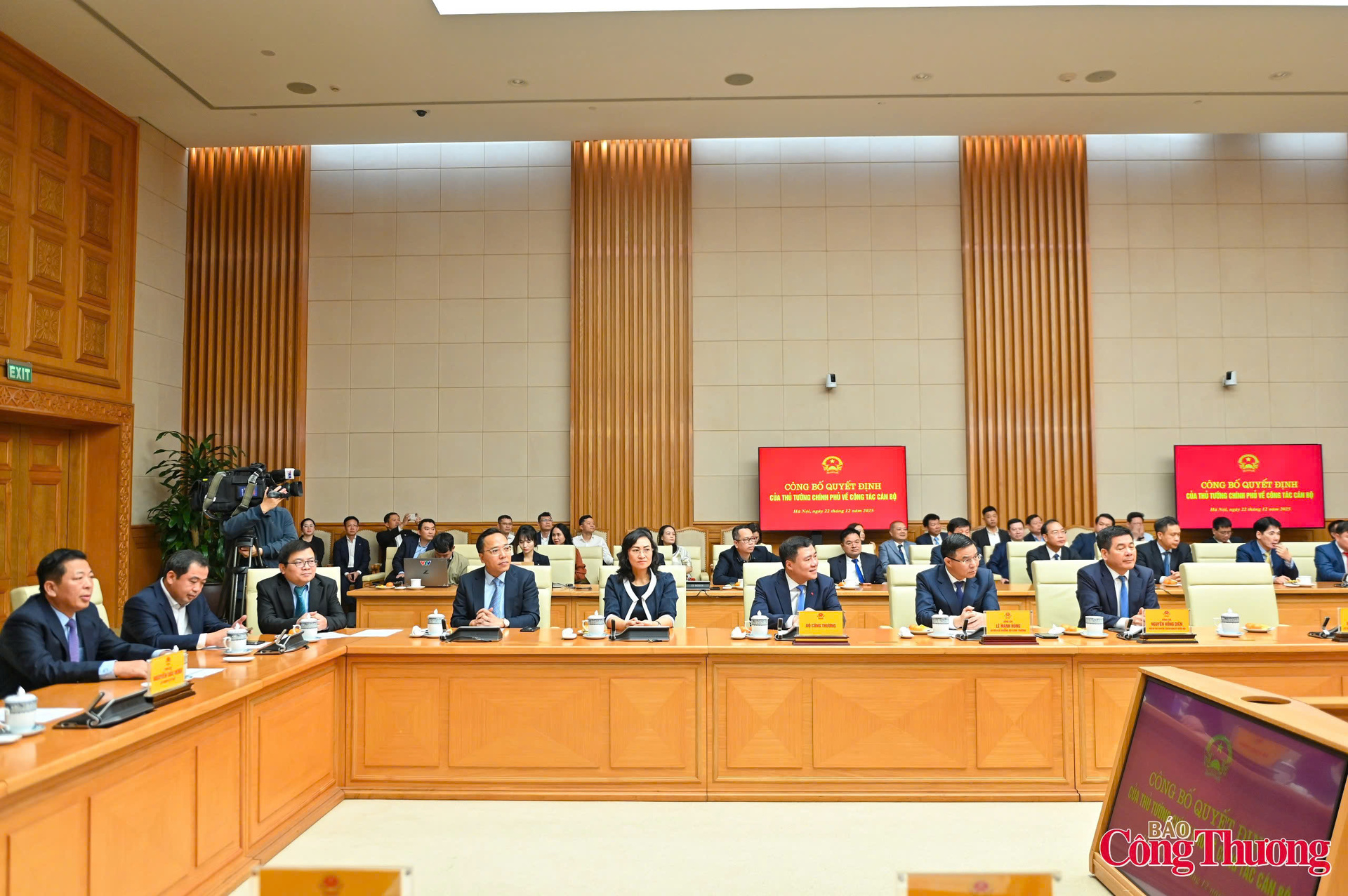 Lãnh đạo Bộ Công Thương cùng các đại biểu tham dự hội nghị.