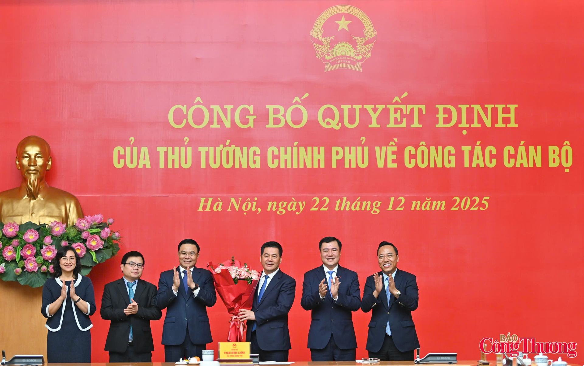 Quyền Bộ trưởng Bộ Công Thương Lê Mạnh Hùng cùng các Thứ trưởng Bộ Công Thương tặng hoa chúc mừng, tri ân nguyên Bộ trưởng Bộ Công Thương Nguyễn Hồng Diên - tân Phó Bí thư Đảng ủy Quốc hội.