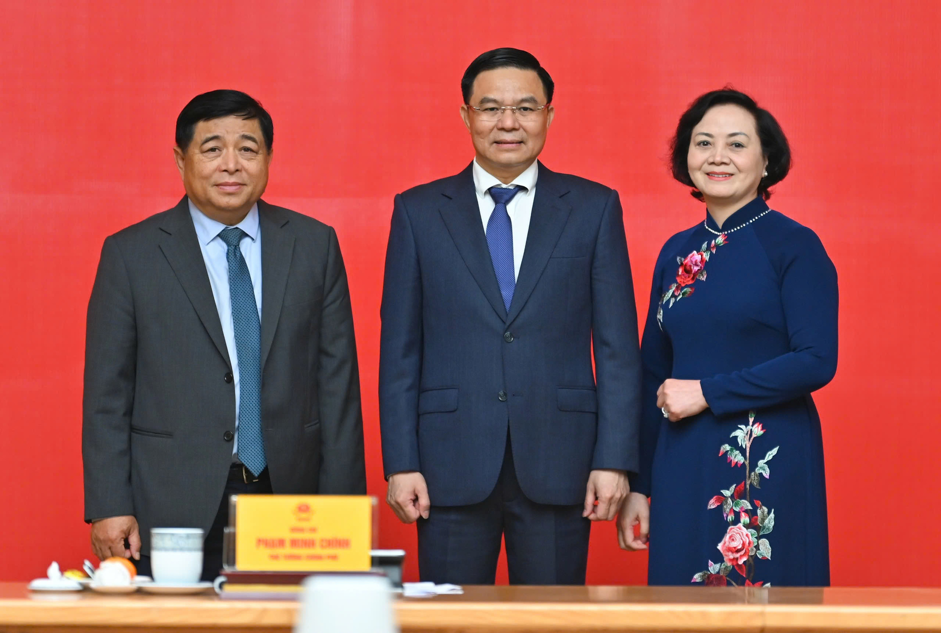 Từ trái sang phải: Phó Thủ tướng Chính phủ Nguyễn Chí Dũng, Quyền Bộ trưởng Bộ Công Thương Lê Mạnh Hùng, Phó Thủ tướng Chính phủ Phạm Thị Thanh Trà.