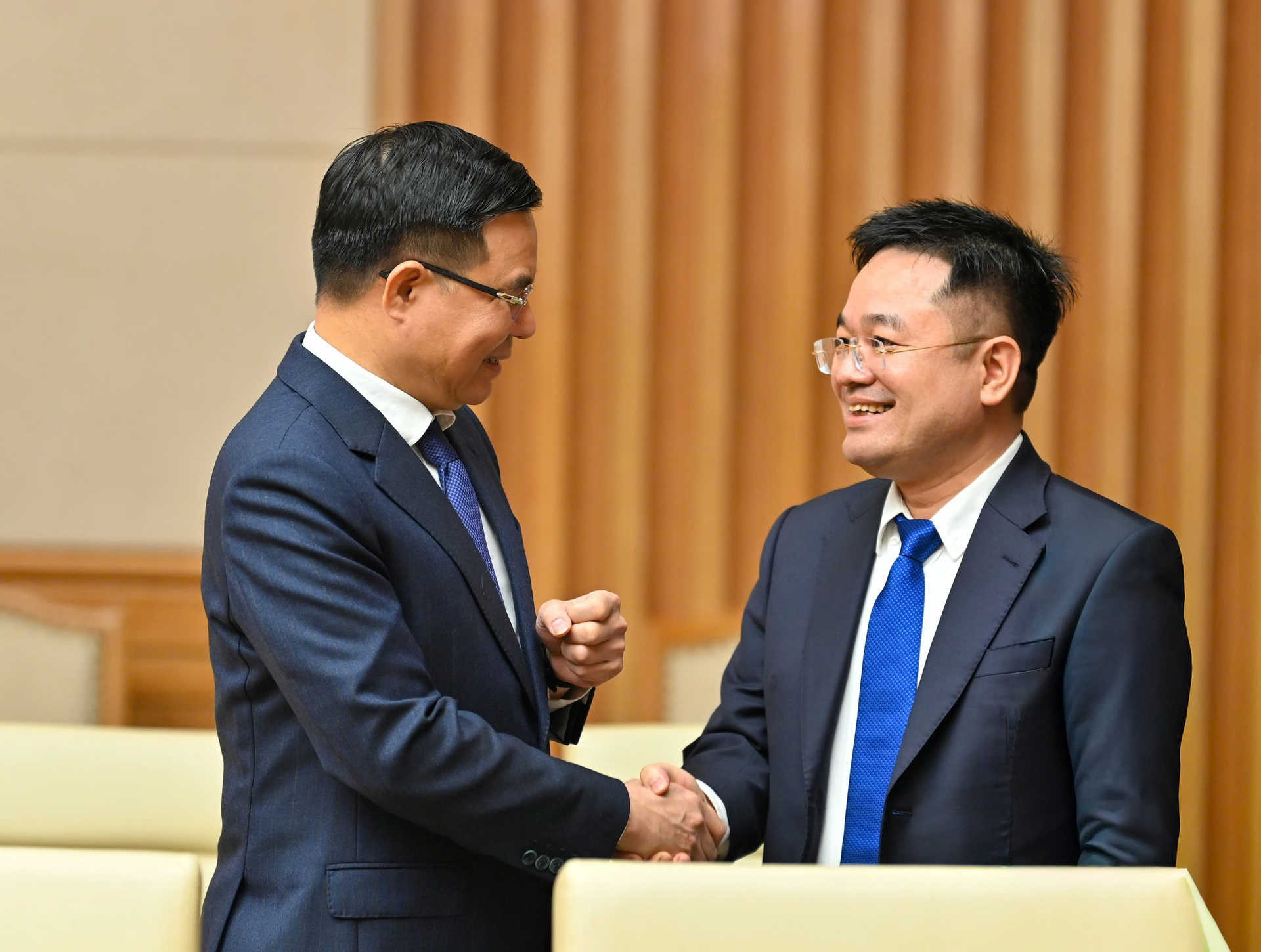 Quyền Bộ trưởng Bộ Công Thương Lê Mạnh Hùng và Tổng Biên tập Báo Công Thương Nguyễn Văn Minh.