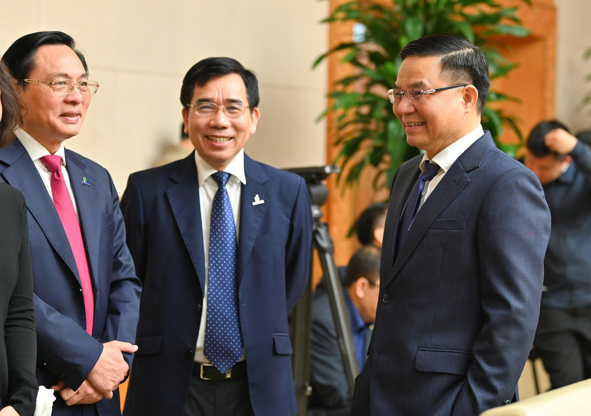 Quyền Bộ trưởng Bộ Công Thương Lê Mạnh Hùng cùng các đại biểu tại hội nghị.