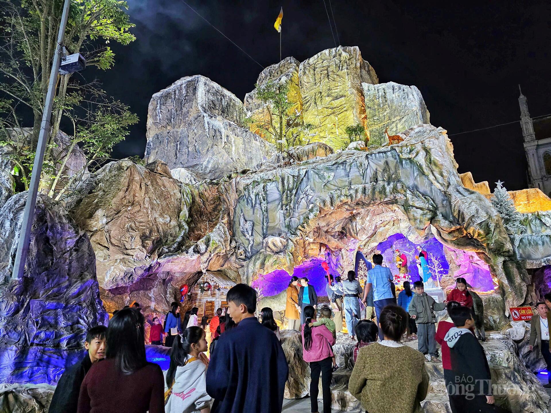 Hang đá được bà con giáo dân tự tay thiết kế với chiều cao hơn 20m, rộng hàng nghìn m2, nằm trong khuôn viên Giáo xứ Chính tòa Văn Hạnh.