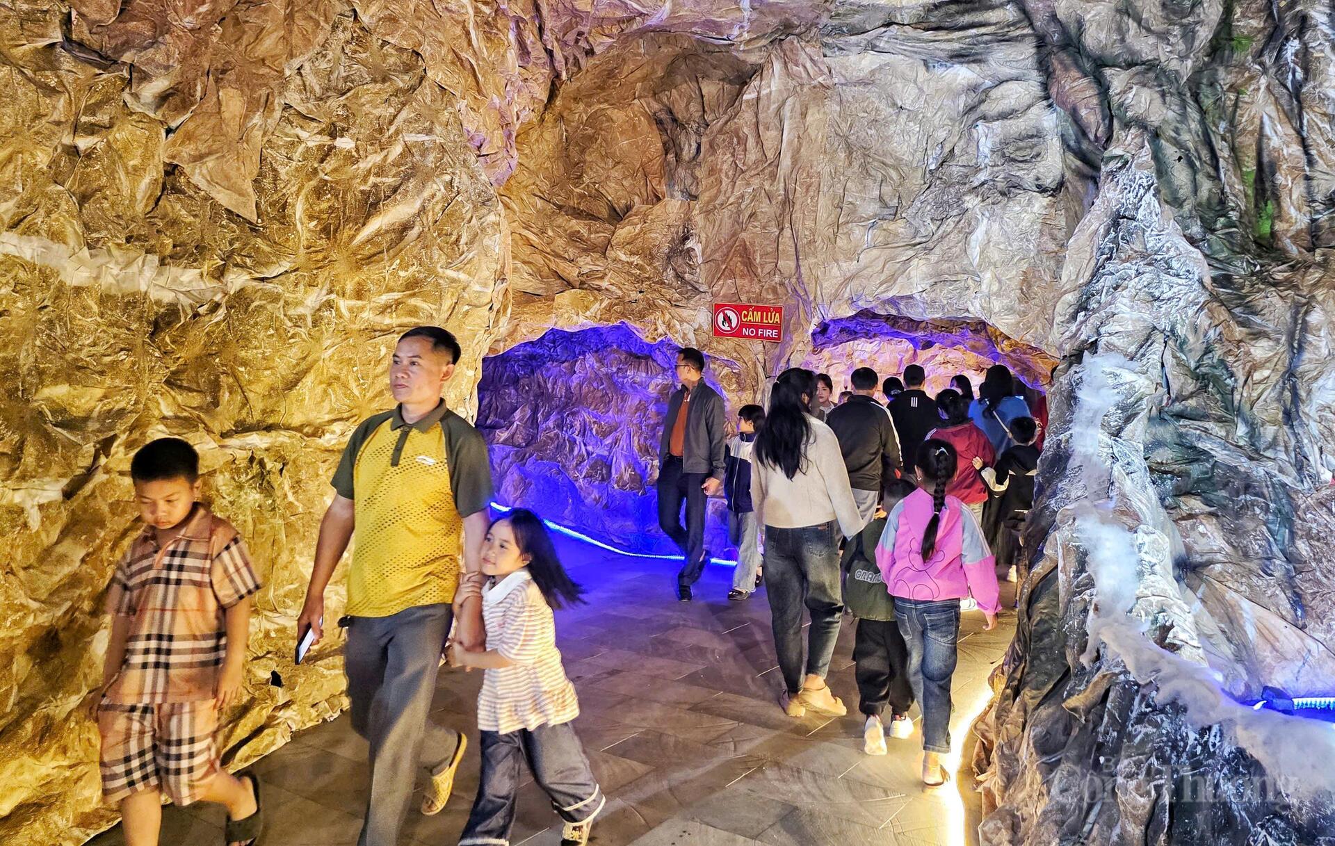 Hang đá được làm từ hàng nghìn cây tre, cây mét và vỏ bao xi măng.