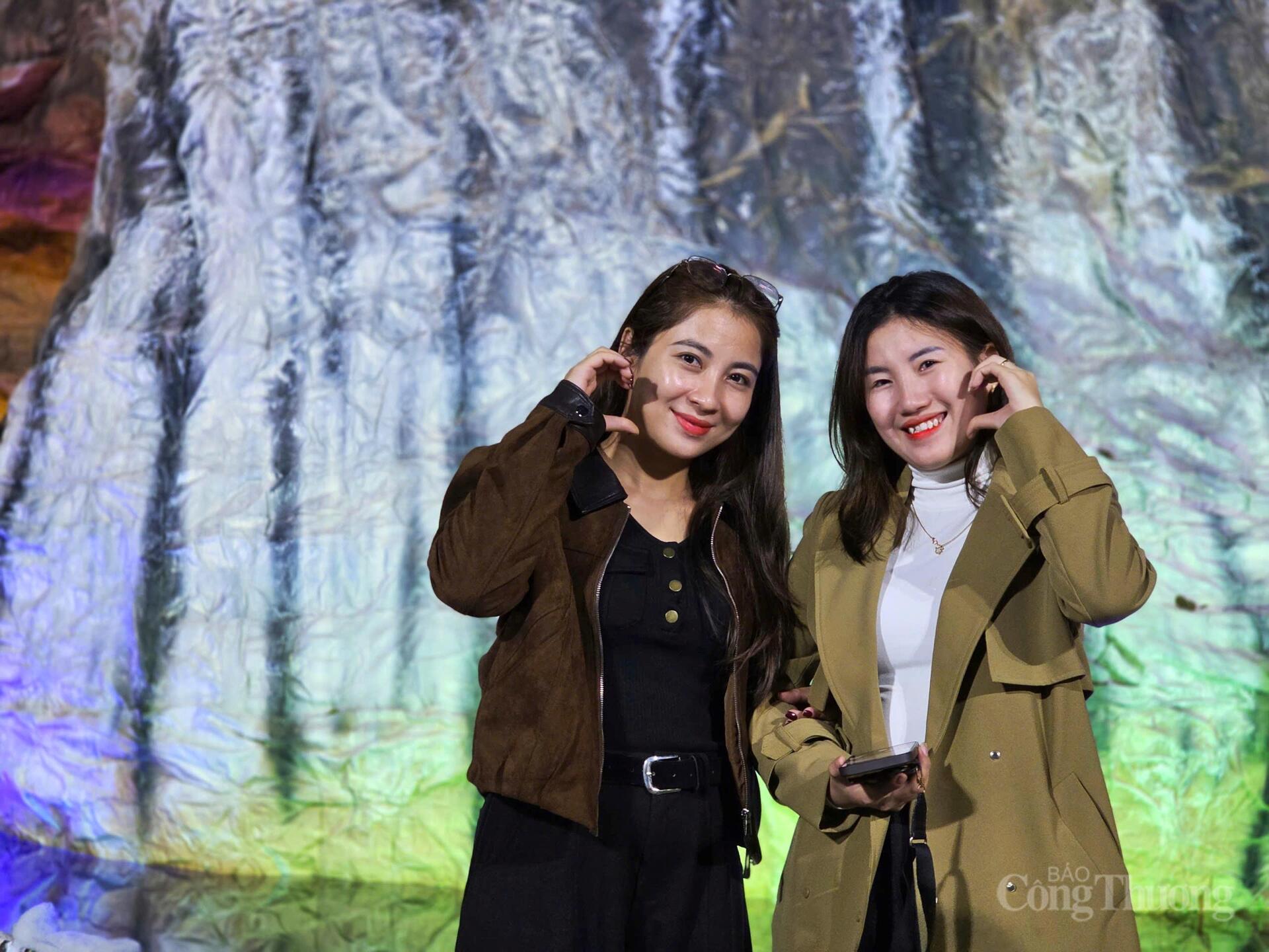 Chị Nguyễn Thị Hà, (xã Cẩm Hưng, Hà Tĩnh) chia sẻ: “Tôi thực sự ấn tượng trước sự sáng tạo của bà con giáo dân nơi đây. Hang đá kết hợp hài hòa giữa ánh sáng và các tiểu cảnh, hoạt cảnh. Tôi và bạn bè đã tranh thủ đi sớm để chiêm ngưỡng vì càng gần lễ chính, khách đổ về càng đông”.