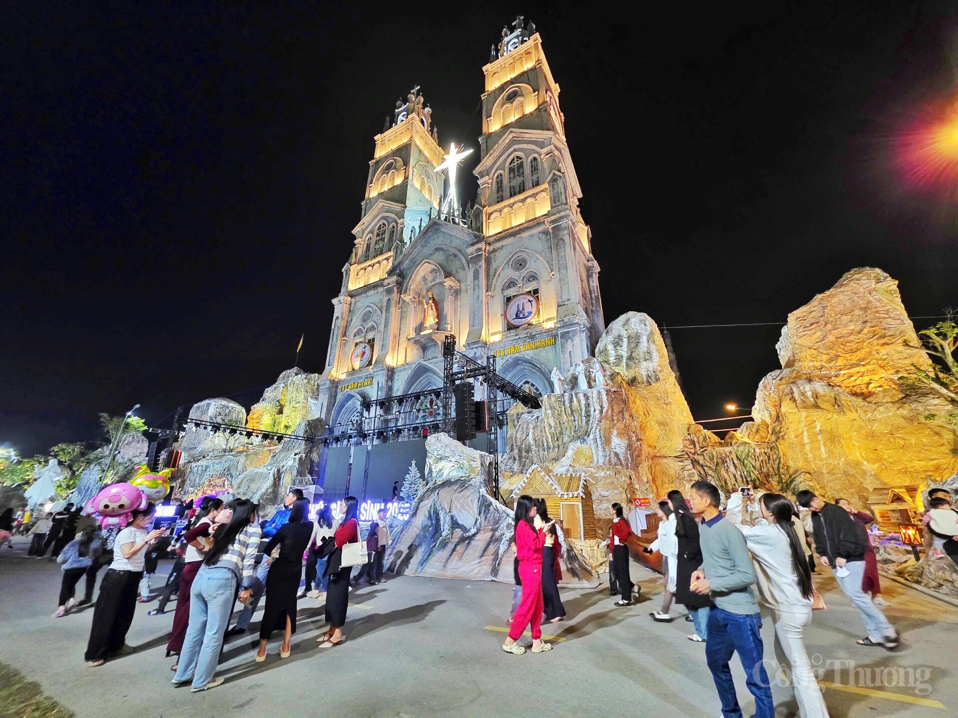 Trước thềm Giáng sinh 2025, không khí tại Hà Tĩnh trở nên nhộn nhịp hơn bao giờ hết. Tâm điểm chú ý đổ dồn về Giáo xứ Chính tòa Văn Hạnh (phường Trần Phú, Hà Tĩnh) nơi có hang đá 'khủng' nhất Hà Tĩnh trong mùa Giáng sinh năm nay.