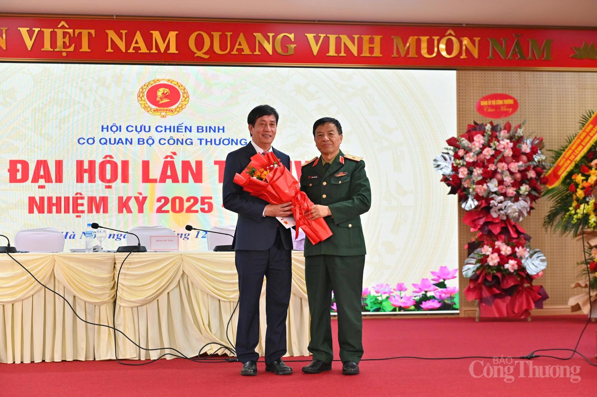 Thiếu tướng Phạm Văn Huấn, Chuyên gia Ban Chỉ đạo 35 Quân ủy Trung ương tặng hoa, chúc mừng đồng chí Phan Văn Bản.