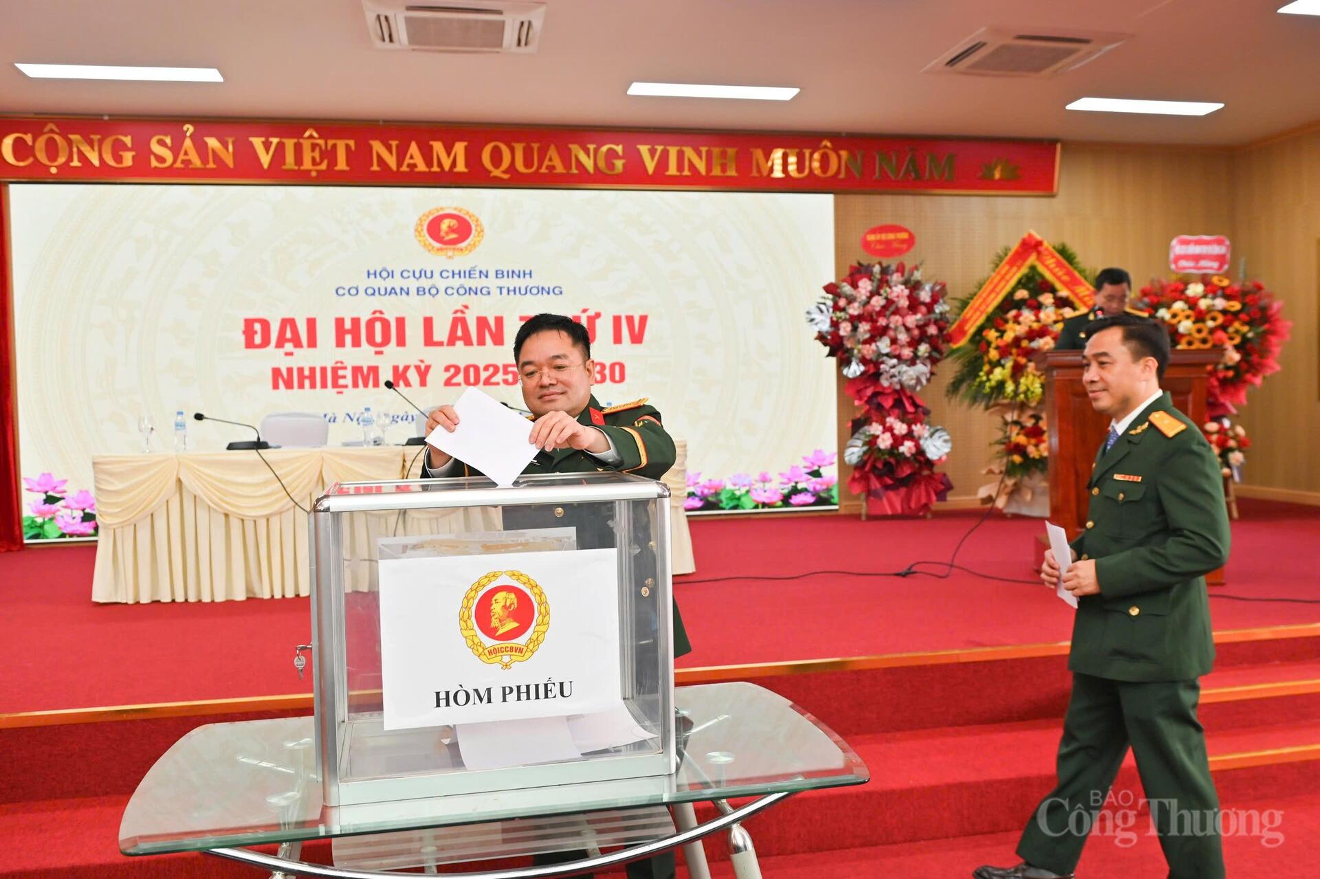 Các đại biểu bỏ phiếu bầu Ban Chấp hành khóa IV.