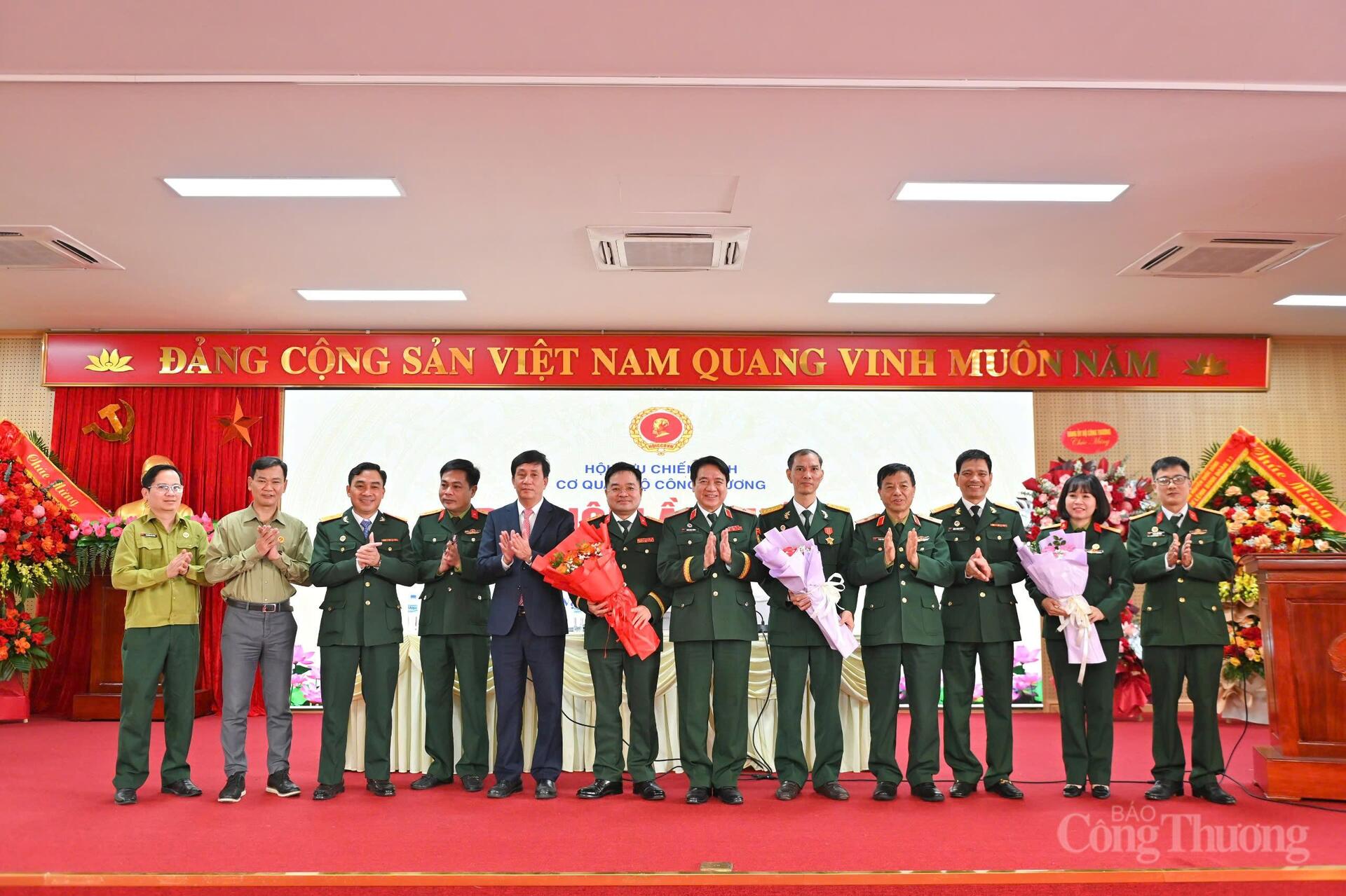 Ban Chấp hành Hội Cựu chiến binh Cơ quan Bộ Công Thương khóa IV gồm 9 đồng chí ra mắt Đại hội.