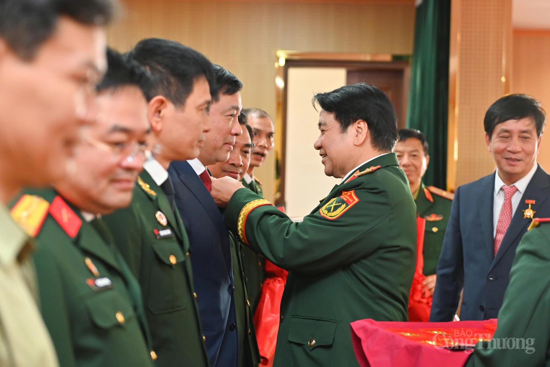 Đồng chí Trần Đình Hướng, Ủy viên Ban Thường vụ, Phó Trưởng ban công tác Hội Cựu chiến binh Việt Nam trao kỷ niệm chương cho các đồng chí hội viên.