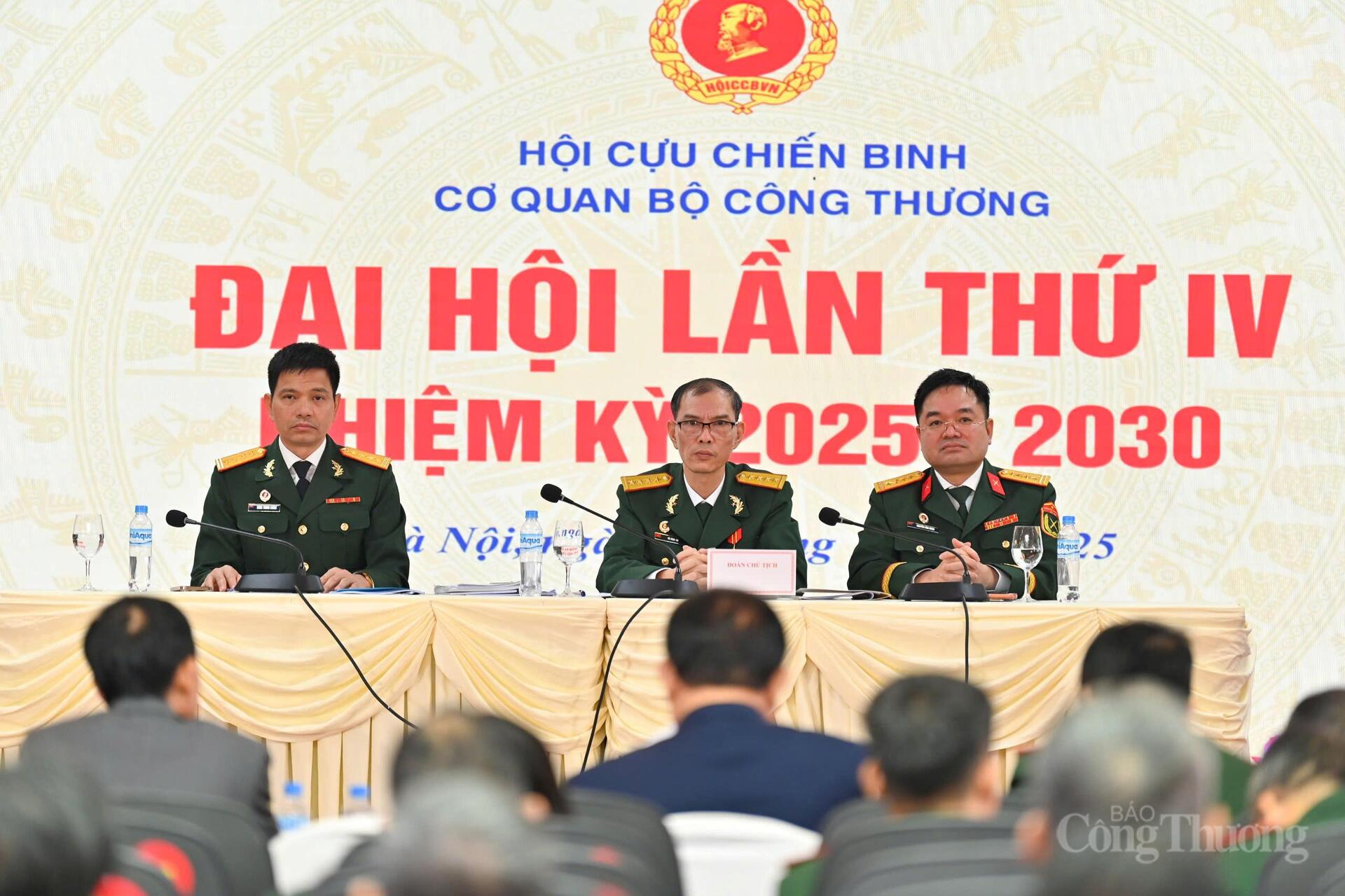 Đoàn Chủ tịch gồm 3 đồng chí: (Từ trái sang phải) Đại tá Đồng Trung Chính - Hiệu trưởng Trường Cao đẳng Kinh tế Công nghiệp Hà Nội; Đại úy Vũ Đình An - Phó Chủ tịch Hội Cựu Chiến binh Bộ Công Thương Khóa III; Đại tá Nguyễn Văn Minh - Tổng Biên tập Báo Công Thương.